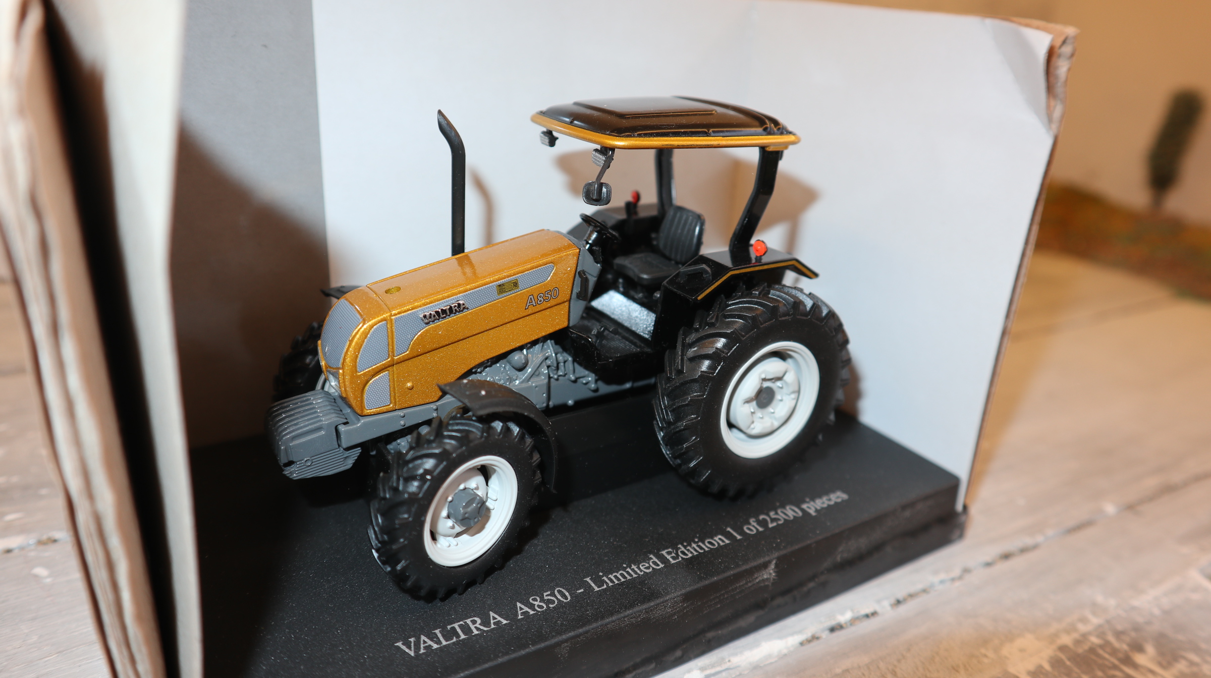Universal Hobbies UH 4011 in 1:32, Valtra A850 GOLD aus Brasilien NEU in OVP