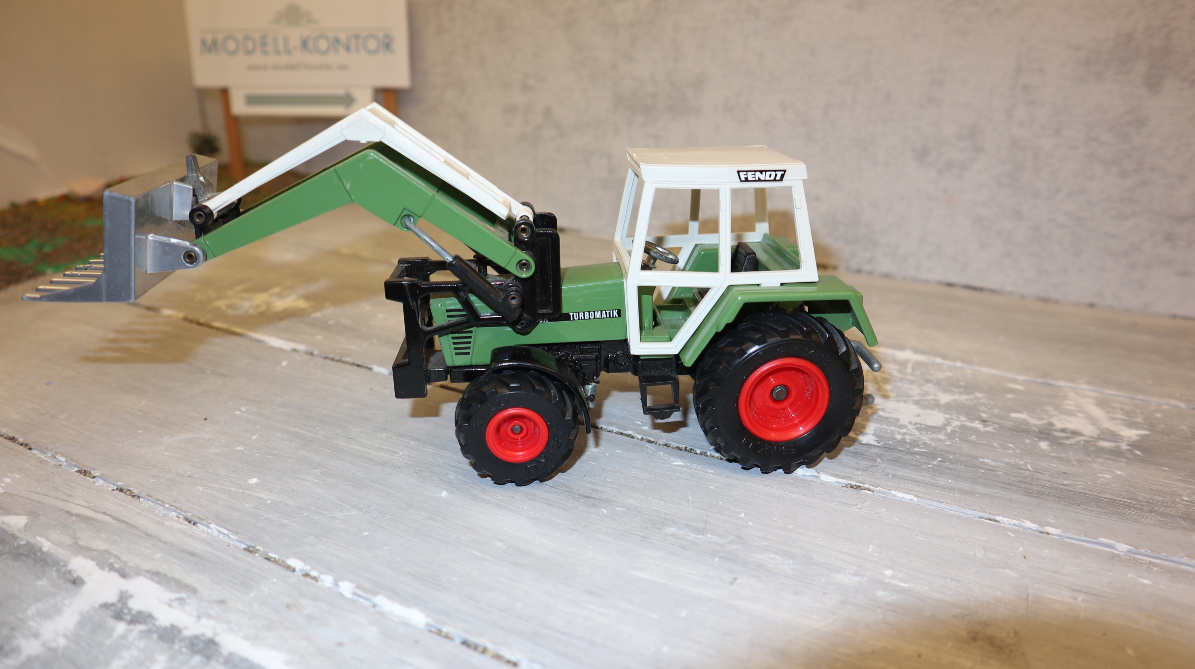 Siku 3450 in 1:32, Fendt Farmer 319 LSA mit Frontlader dunkelgrün, NEU in OVP