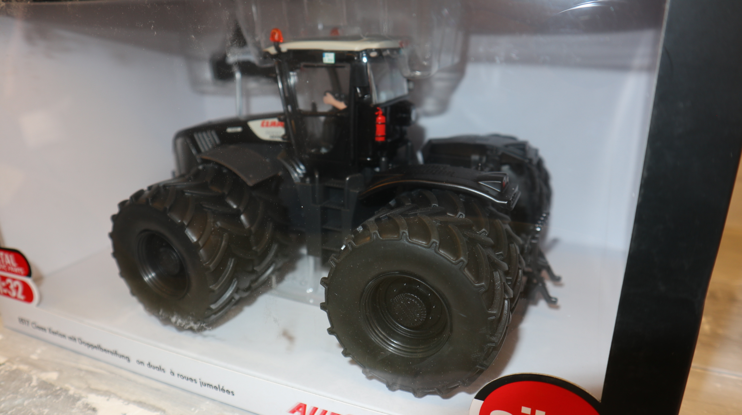 Siku 8517 in 1:32, Claas Xerion 5000 BLACKLINE Doppelbereift,  NEU in  OVP