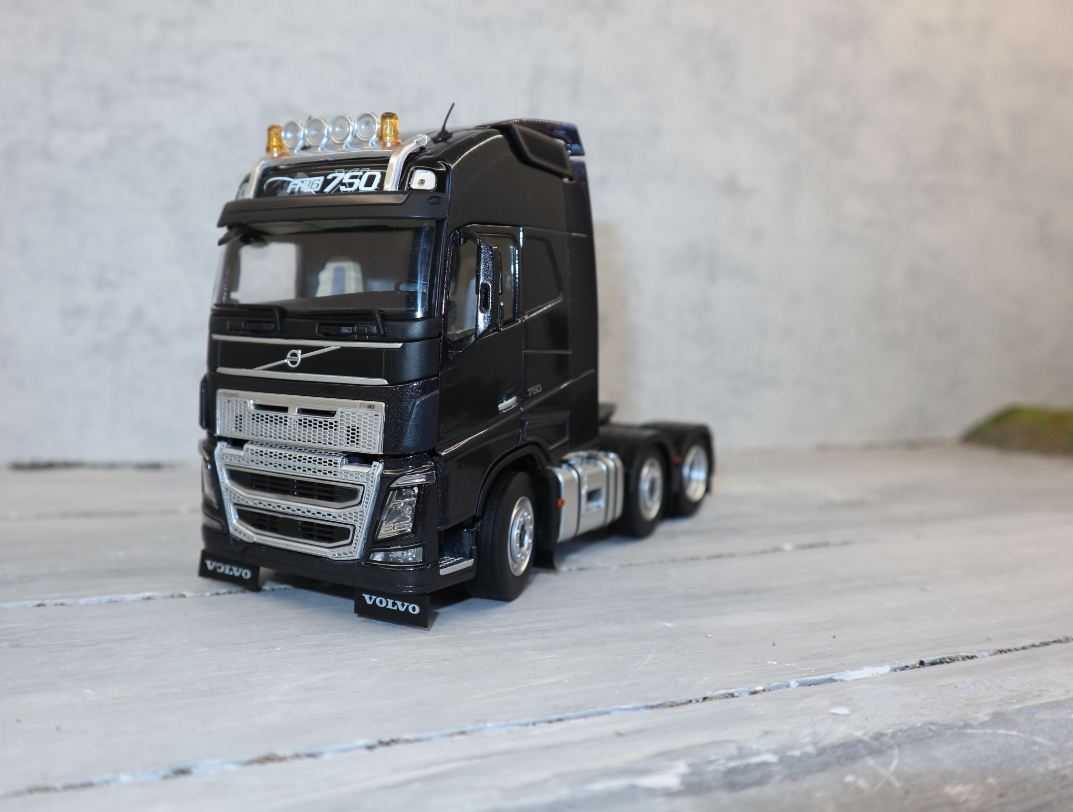 MarGe Models 1811-02 in 1:32 VOLVO FH 16 6x2 Sattelzugmaschine in Anthrazit 