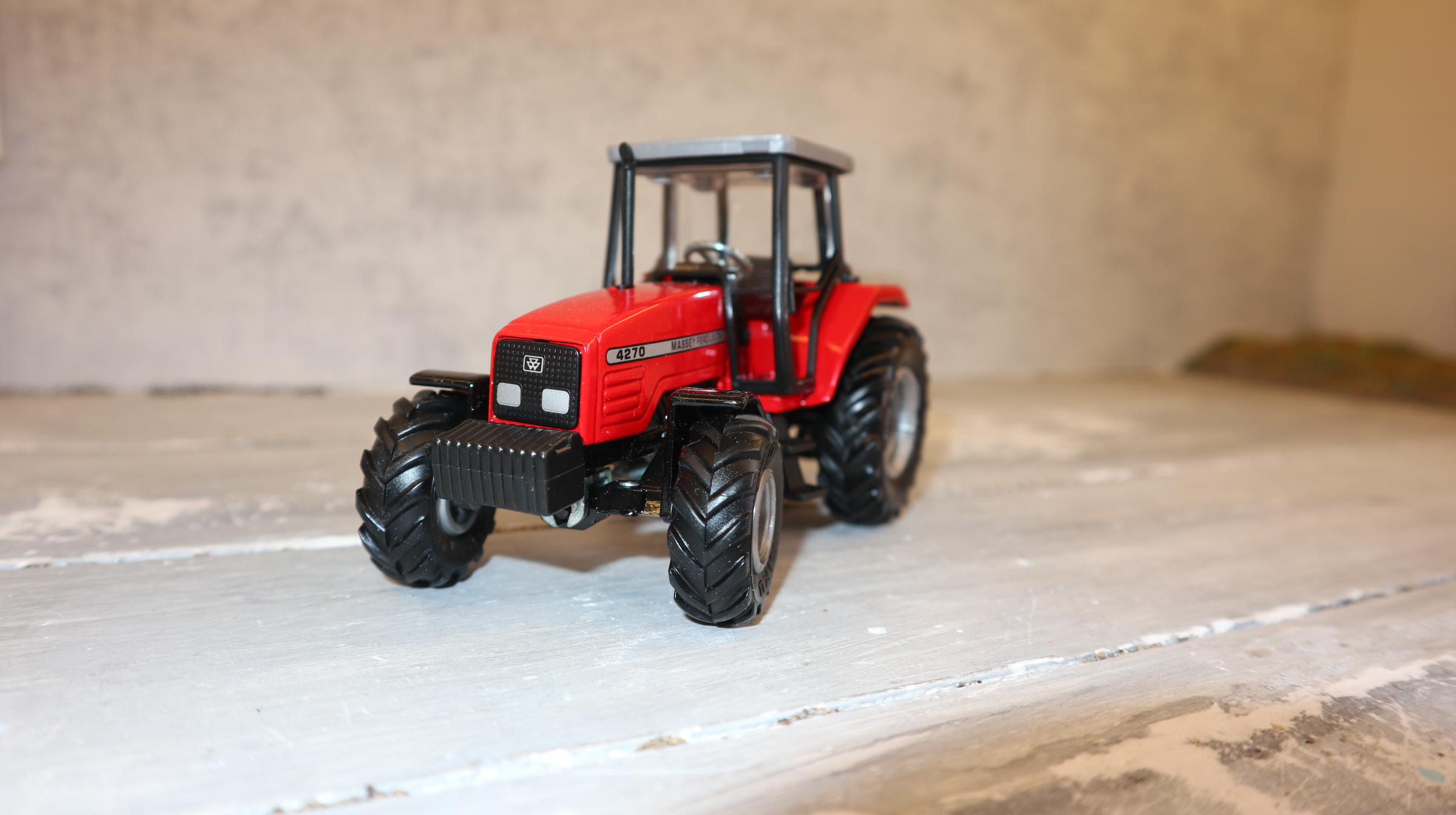 Siku 2654 in 1:32, Massey Ferguson 4270 schmale Reifen,  NEU in OVP
