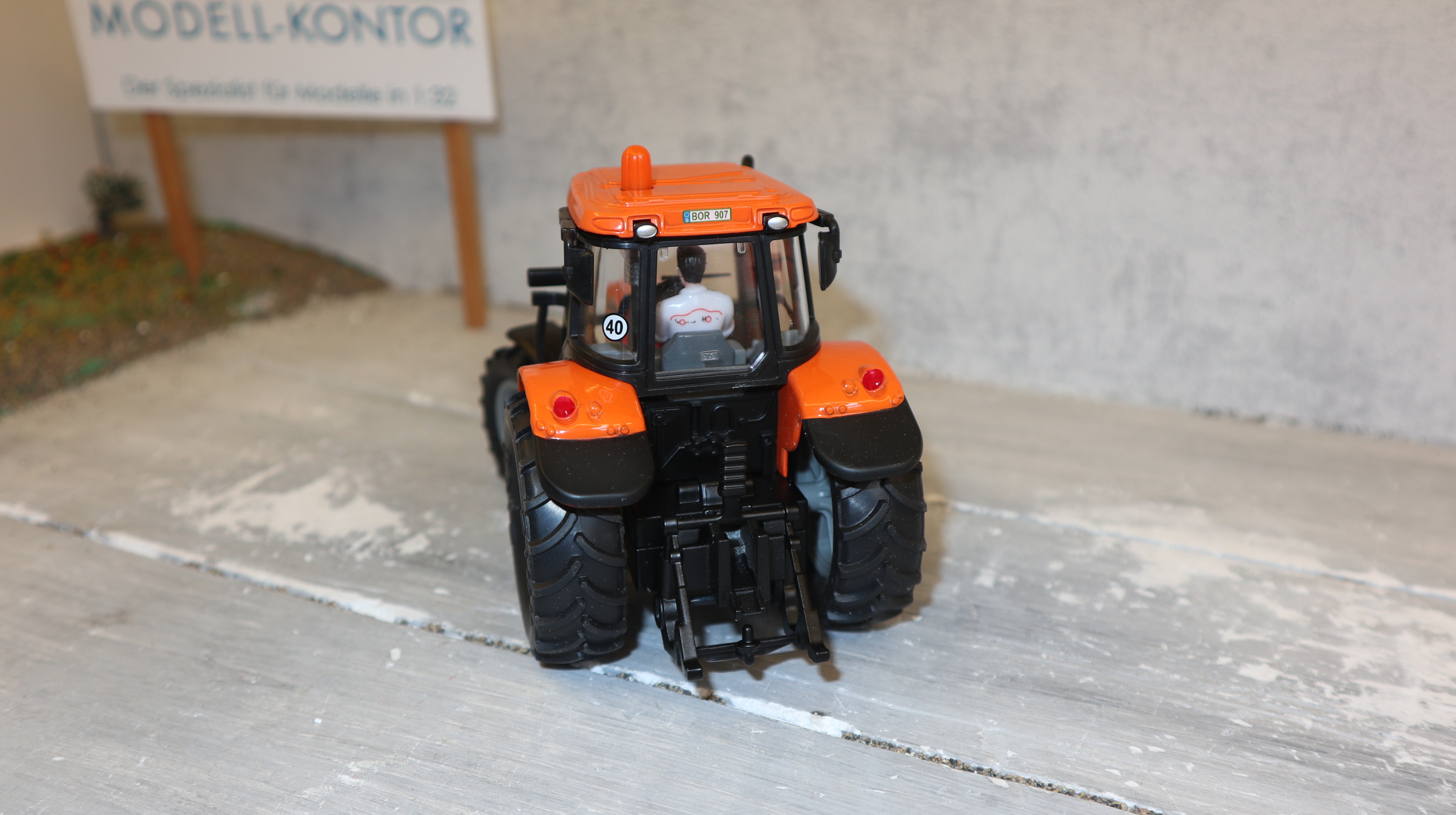 Siku 3051 in 1:32, Massey Ferguson 5470 orange Sondermodell, NEU in OVP