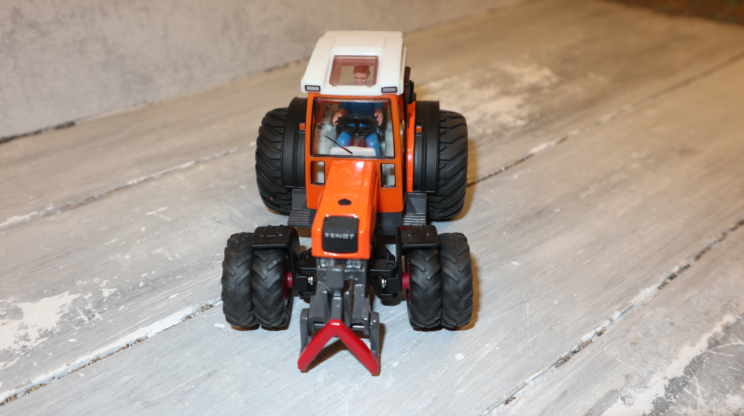 Siku 3052 in 1:32,  Fendt 208 PA Kommunal mit Ballon-Reifen orange, NEU in OVP