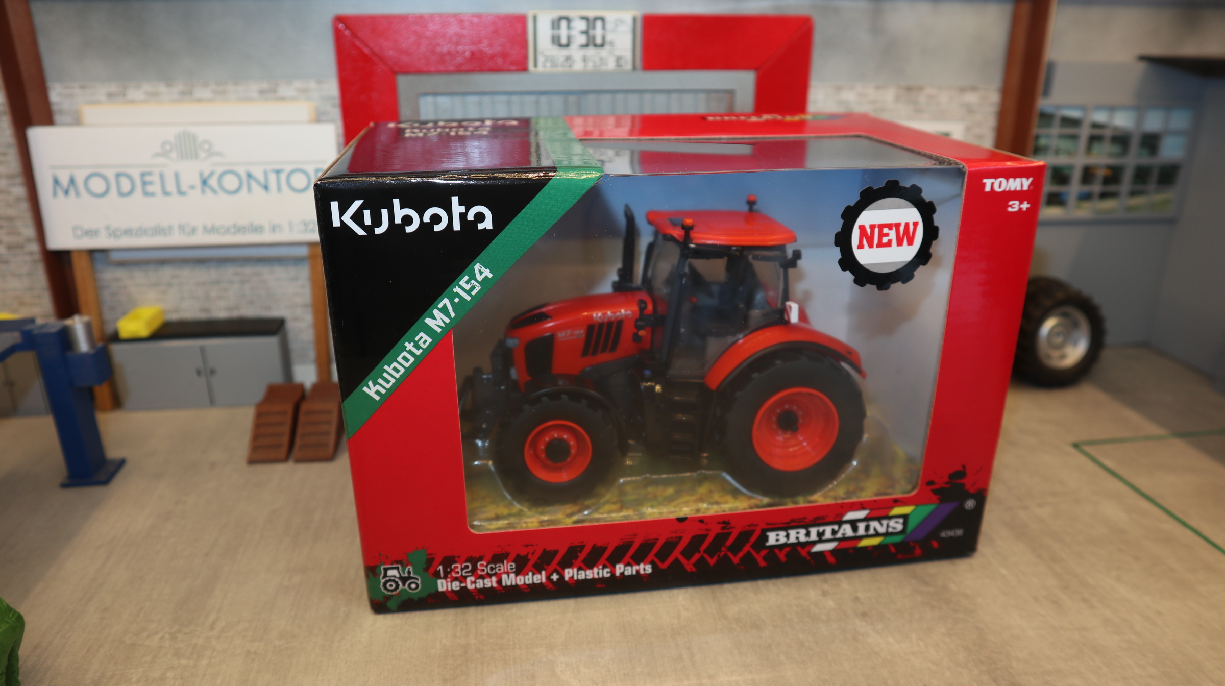 Britains 43438 in 1:32,  Kubota M7-154 ,  NEU in OVP