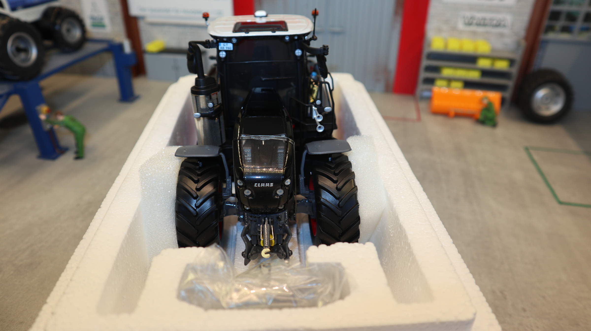 Universal Hobbies UH 02674810 in 1:32, Class Axion 960 Terra Trac Black, NEU in OVP