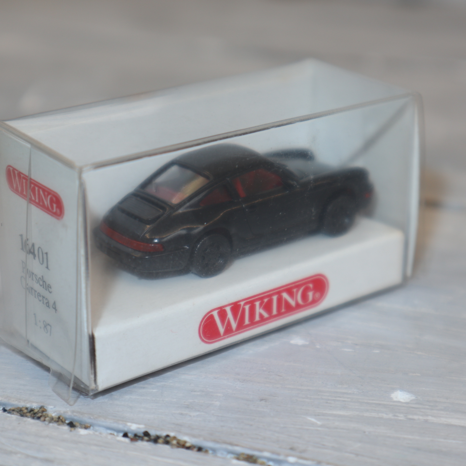 Wiking 816401 in 1:87 Porsche 911 Carrera 4 in schwarz mit IE rot, NEU in OVP