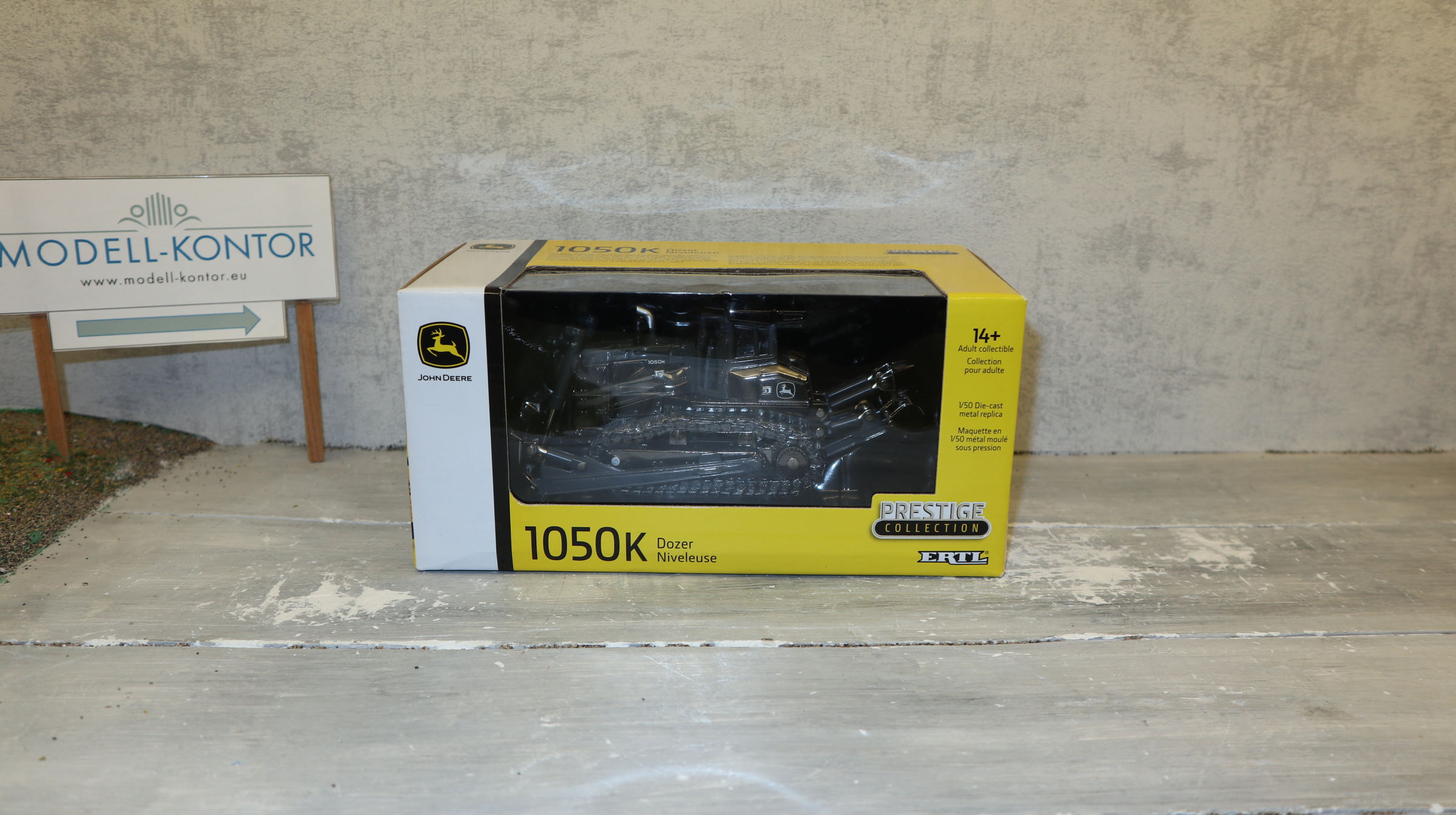 ERTL Prestige 45515 in 1:50, JOHN DEERE 1050K bulldozer grau-schwarz-Chrome,  USA-Modell, NEU in OVP