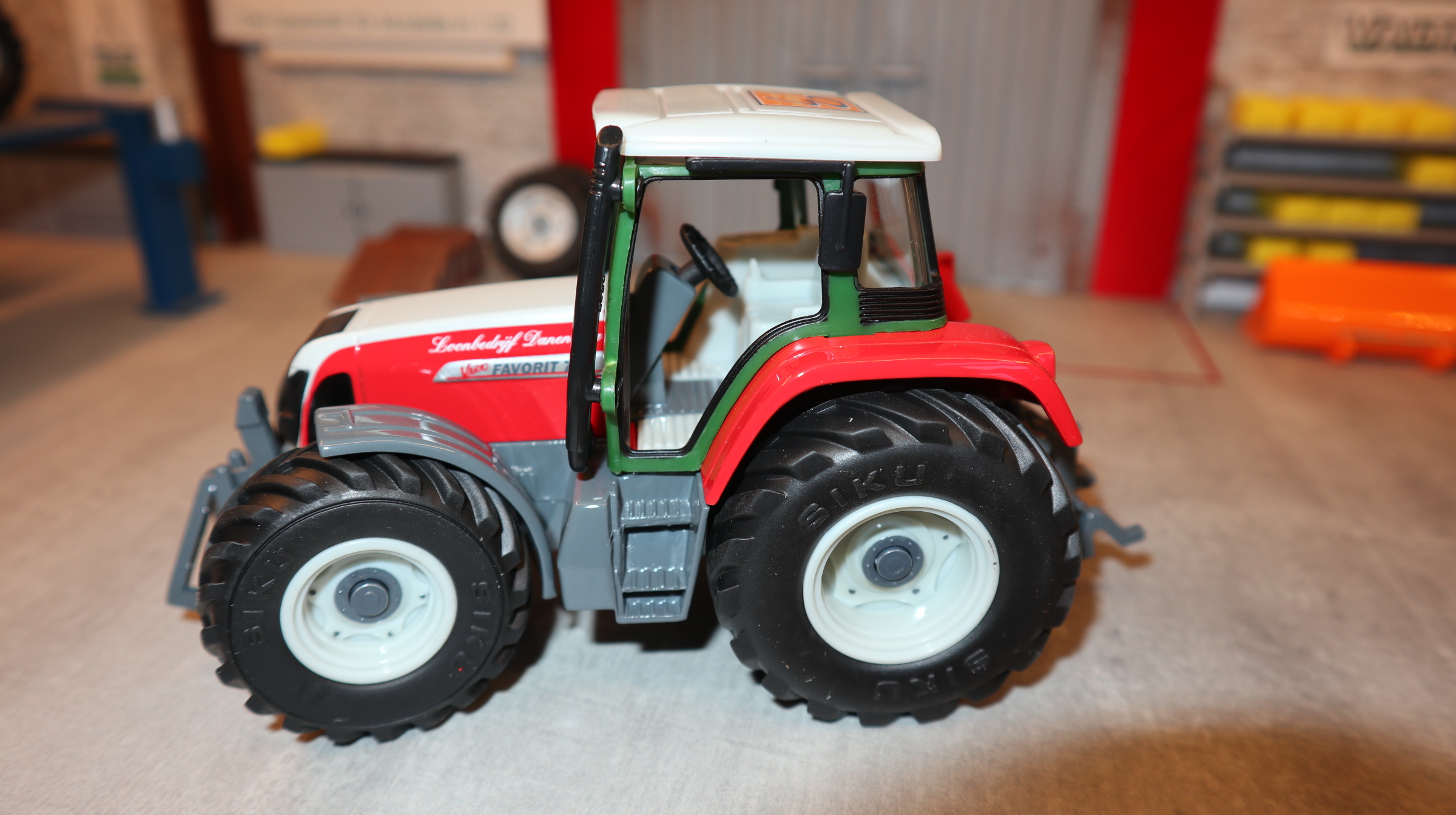 Siku 2965 in 1:32, Fendt 716 V.O.F. Lohnbetrieb Dannenberg NL, NEU in OVP