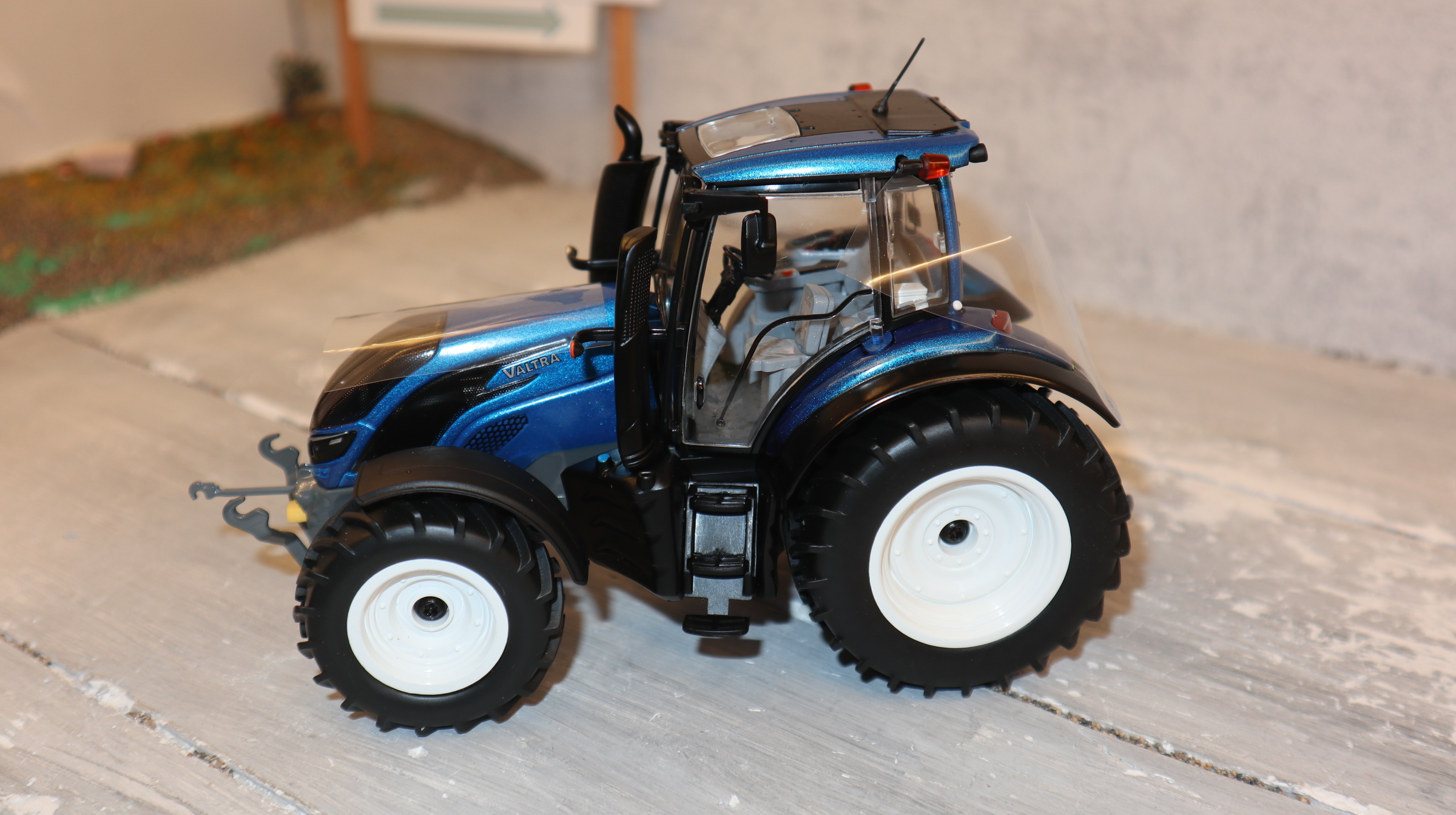 Wiking 077814 in 1:32,Valtra T214 blau-metallic  NEU in OVP