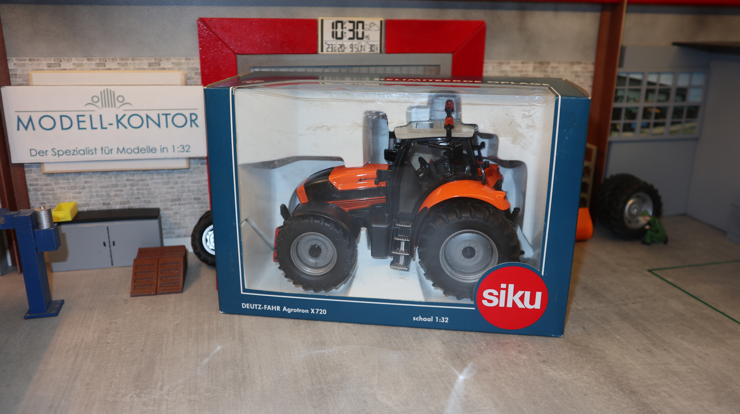 Siku 3266 in 1:32  DEUTZ-FAHR Agrotron X720 Traktor kommunal , NEU in OVP
