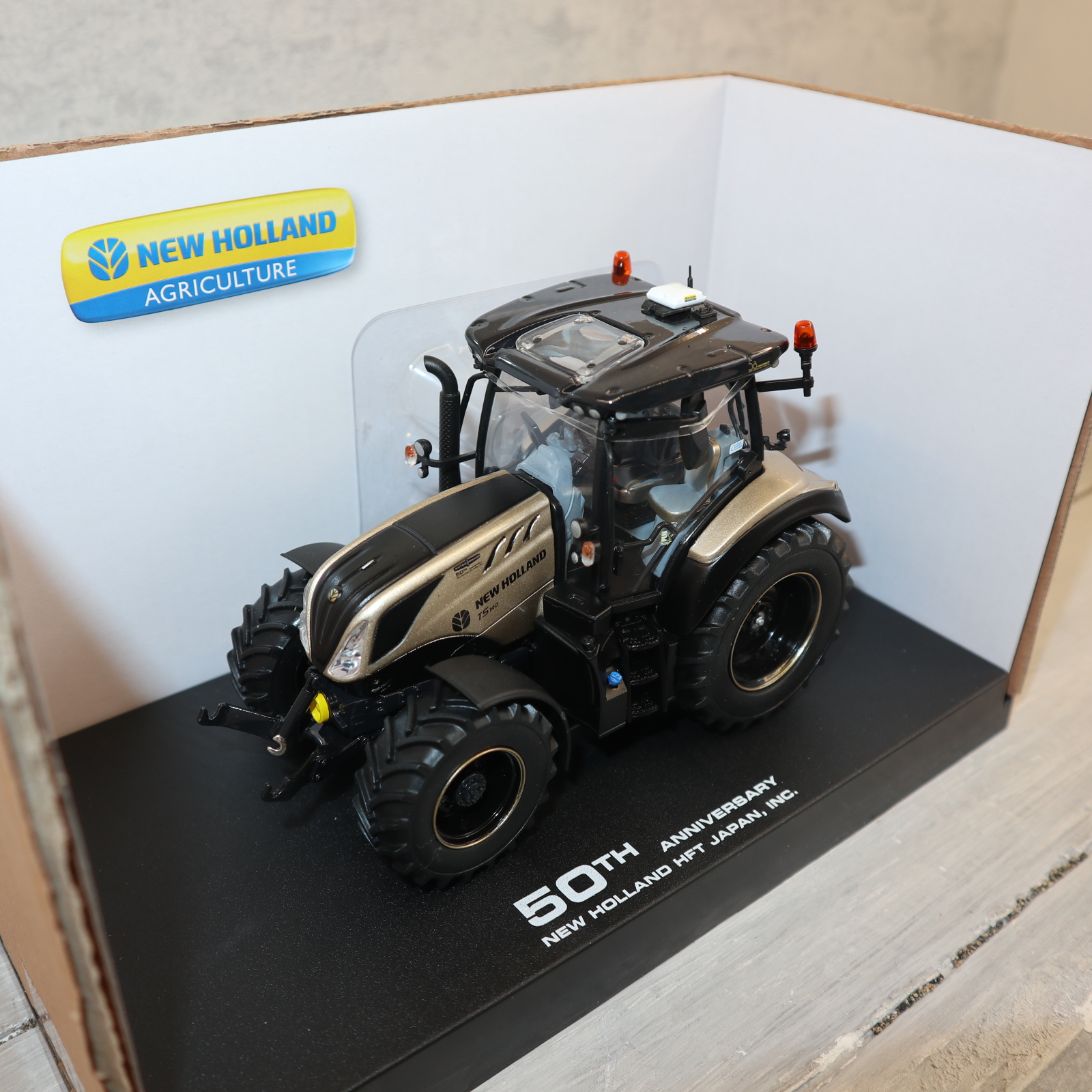 UH 6255 1:32  New Holland T5.140 GOLD Edition 600 Stück "50 Jahre New Holland in Japan" neu in OVP