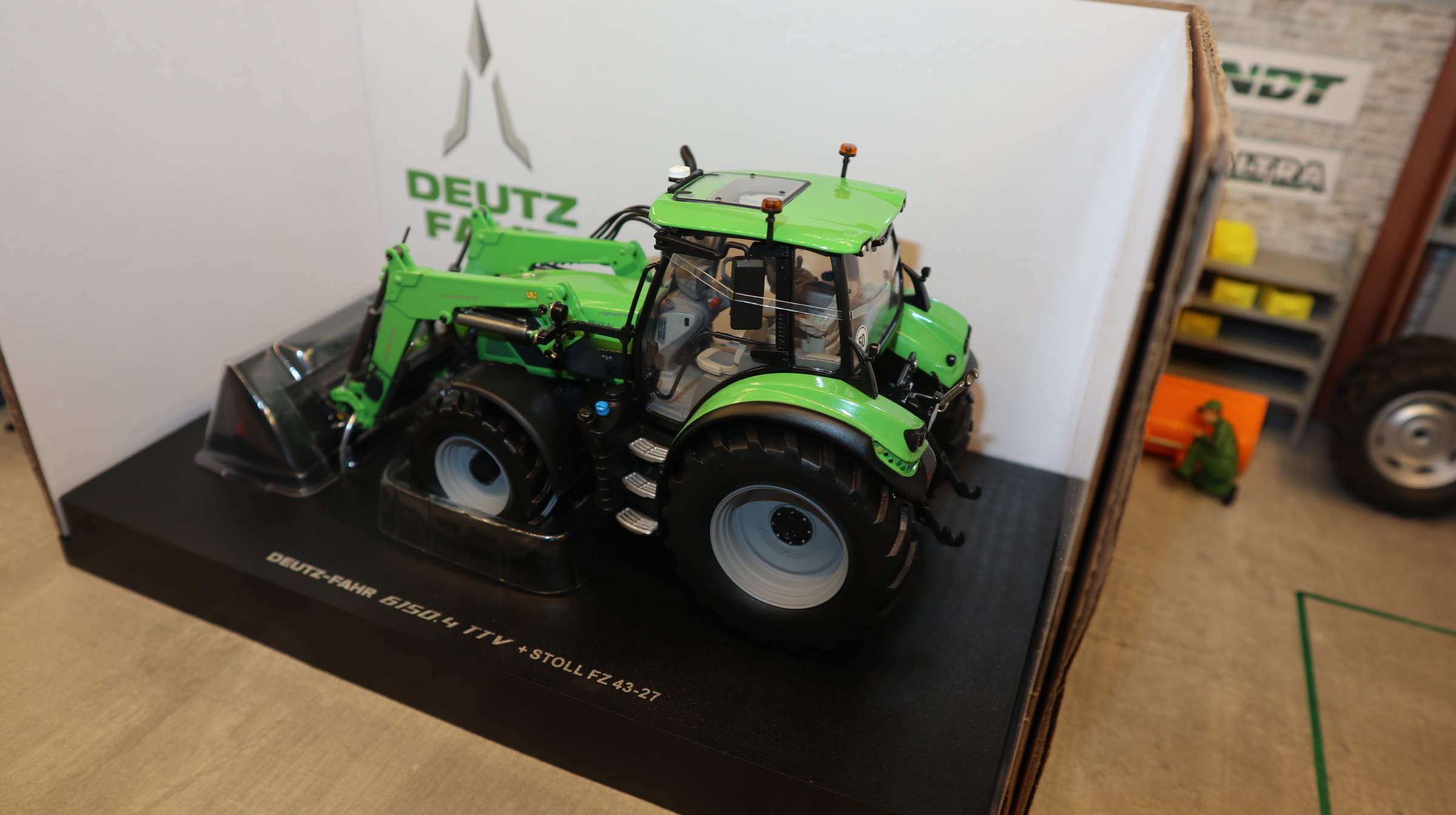 Universal Hobbies UH 6859 in 1:32, Deutz-Fahr 6150.4 TTV mit STOLL Frontlader, NEU in OVP