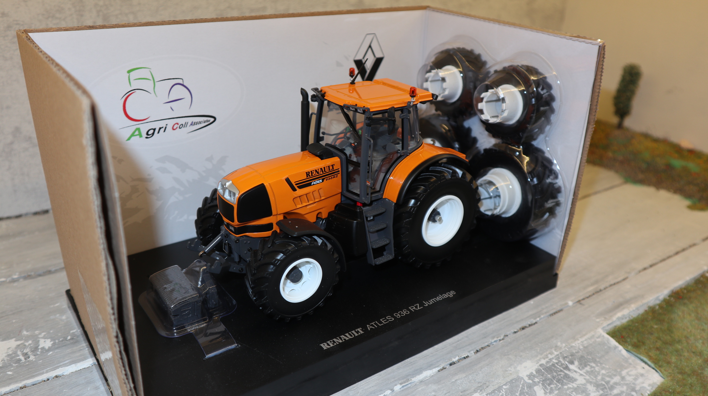 Universal Hobbies UH 6769 in 1:32, Renault Atles 936 RZ mit Zusatz-Räder, NEU in OVP