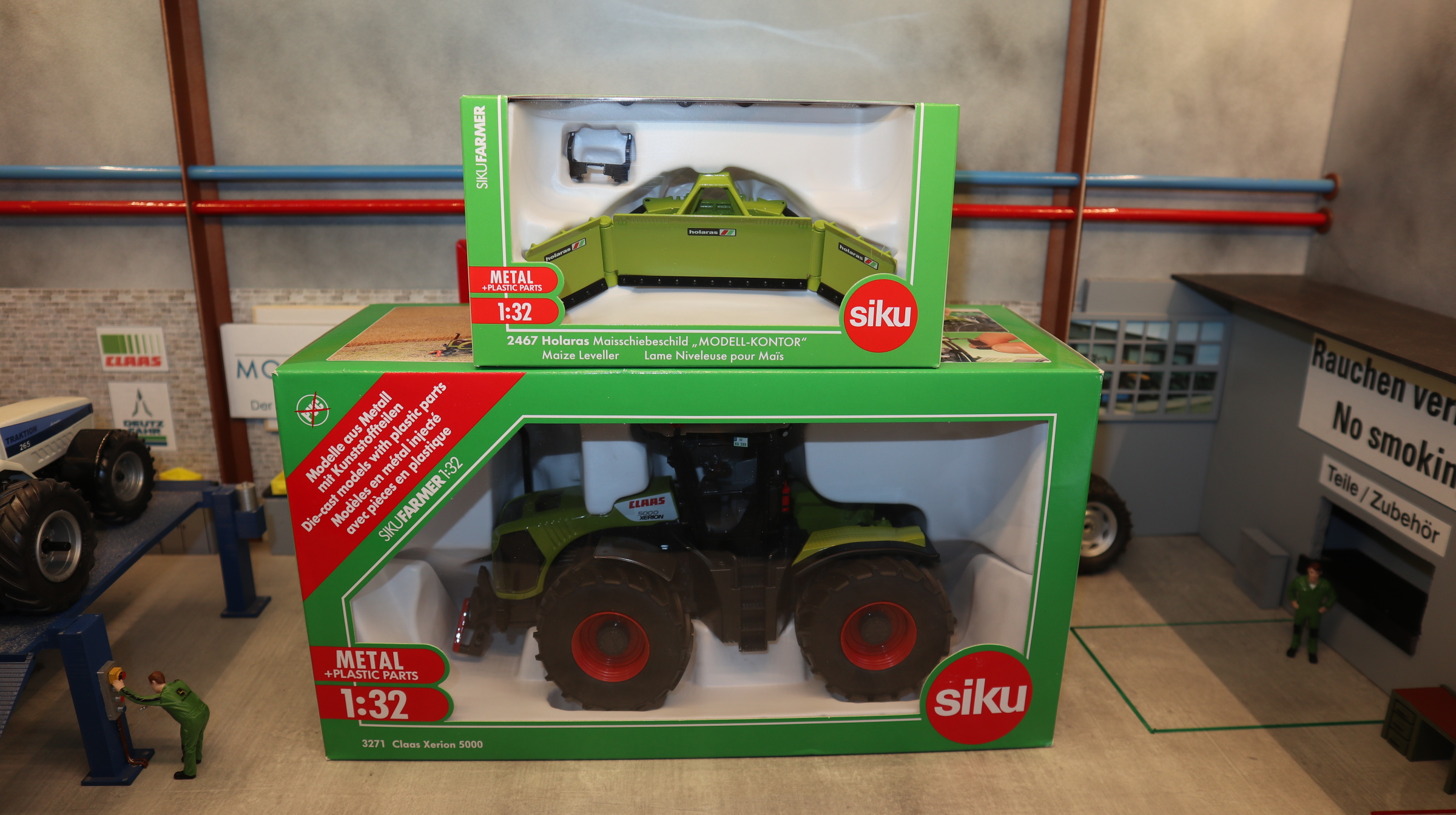 Siku 3271 + 2467 in 1:32, Claas Xerion mit Maisschiebeschild als Set, NEU in OVP