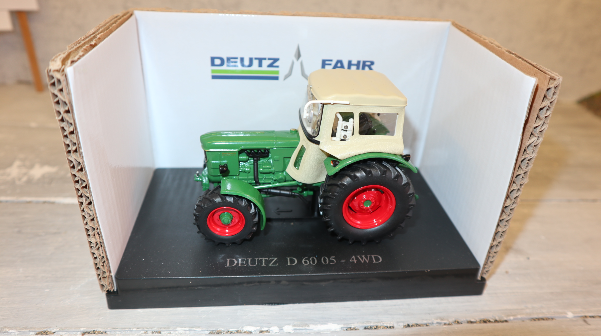 Universal Hobbies UH 5253 in 1:32,  Deutz-Fahr D60 05 4WD mit Fritzemeyer-Verdeck, NEU in OVP