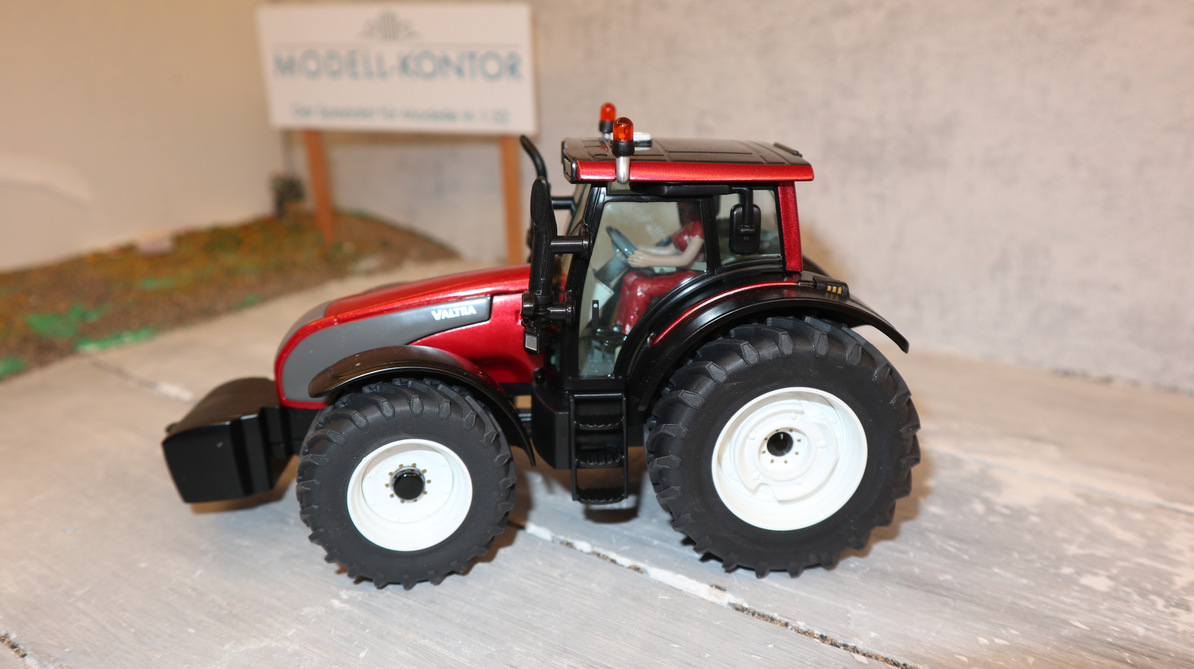Siku 3268 in 1:32, Valtra T171 LCN 2008 Zwolle, NEU in OVP