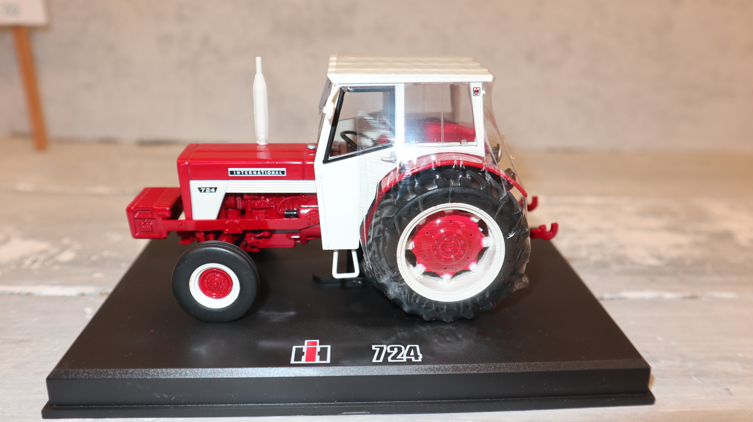 Replicagri 032 in 1:32, International IH 724 2WD, NEU in OVP