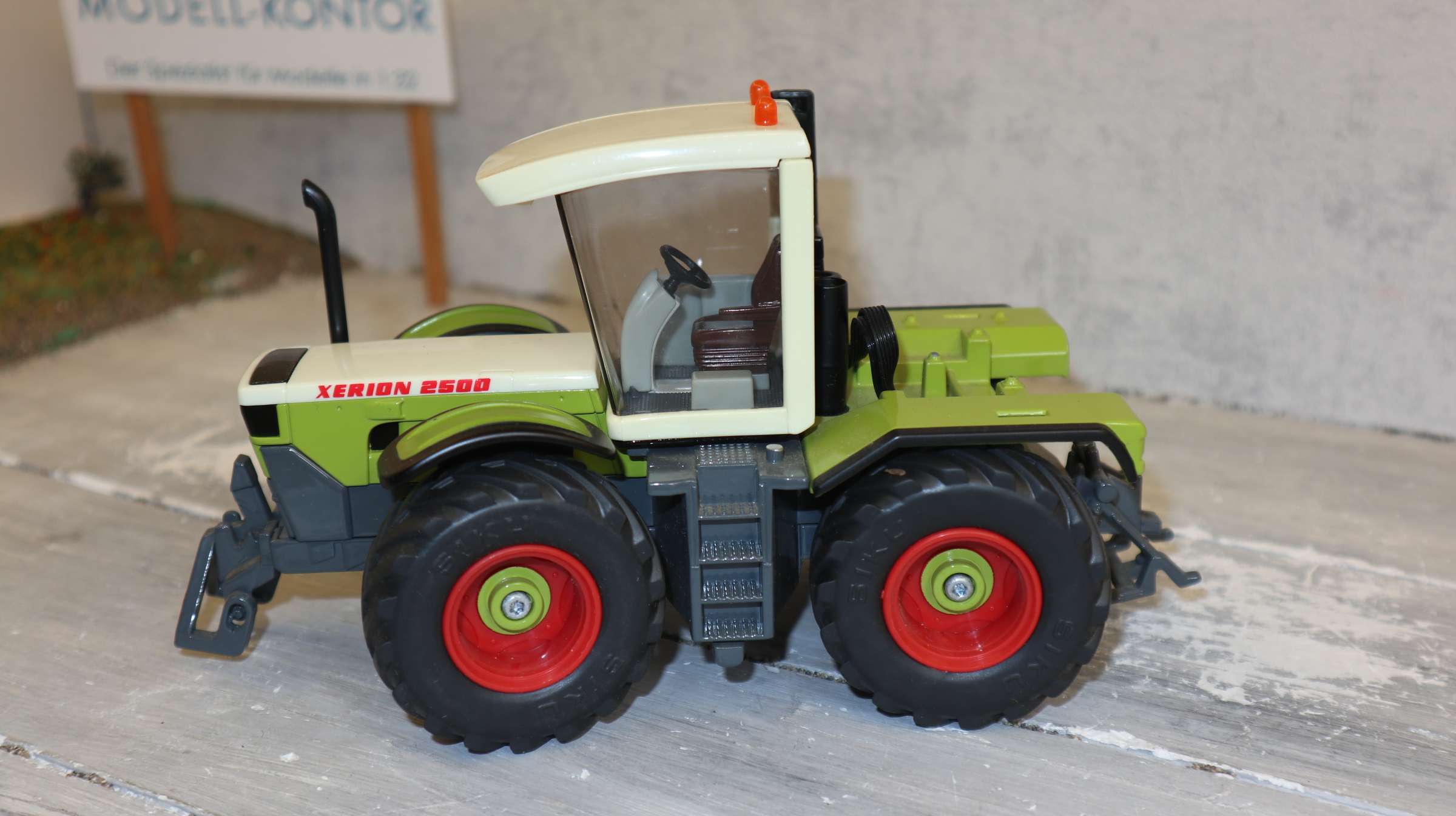 Siku 3553 in 1:32, Claas Xerion 2500 LCN Zwolle 2001. Neu in OVP