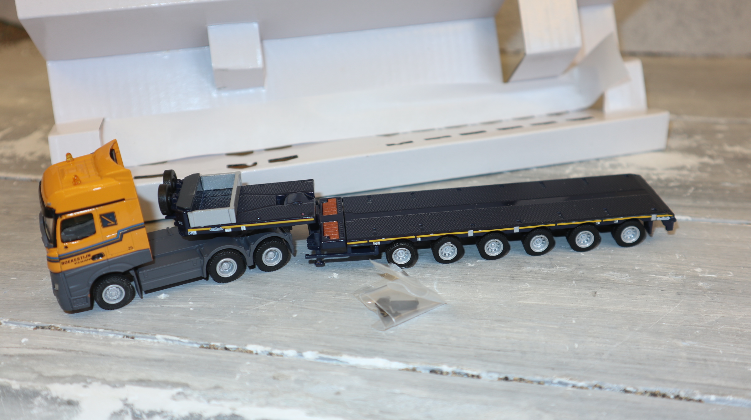WSI TEMA Toys 72-2001 in 1:87, Actros 6x4 mit Tieflader 6 Achsen BOEKESTIJN BV