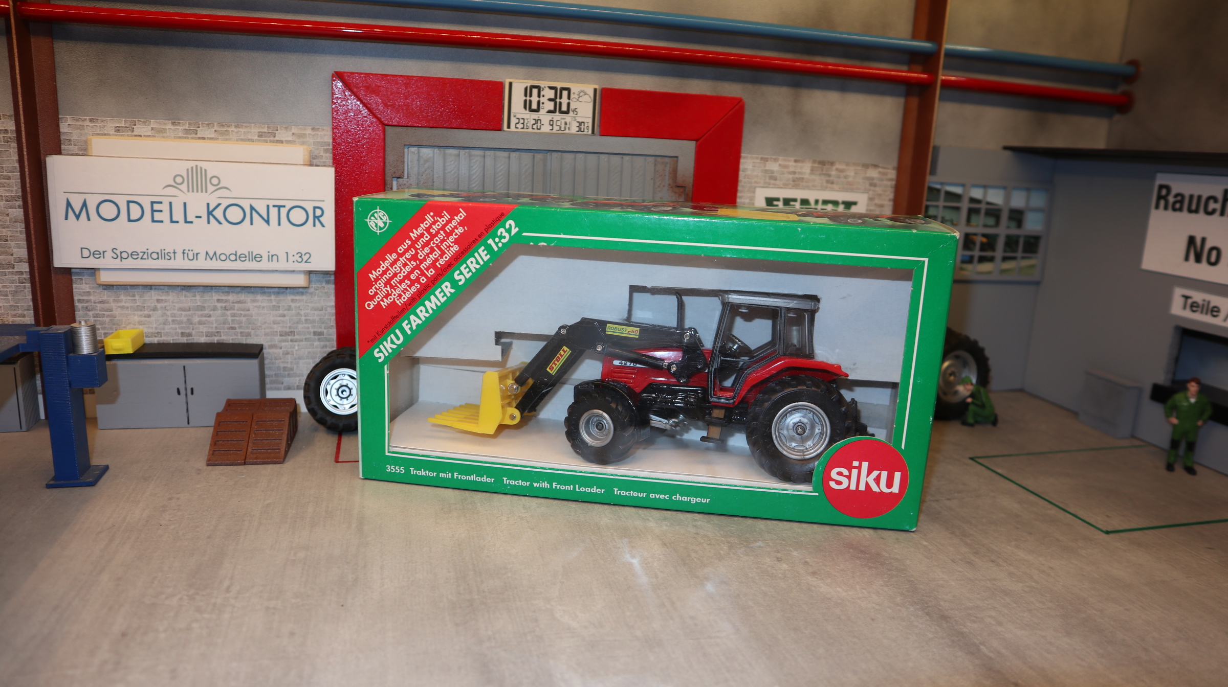 Siku 3555 in 1:32, Massey Ferguson 4270 mit STOLL-Frontlader,  NEU in OVP