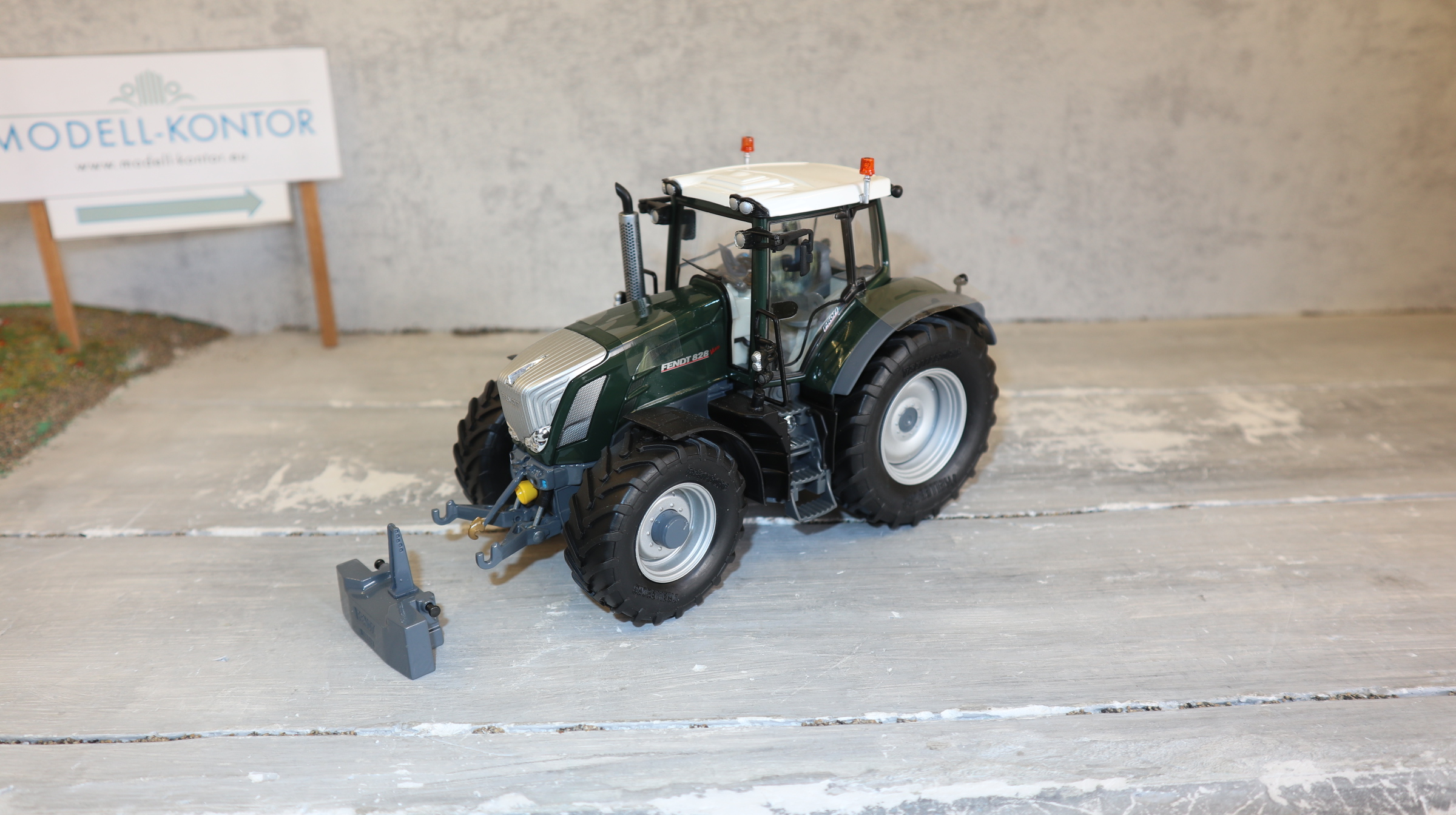Wiking X991003931000 in 1:32, Fendt 828 tannengrün, NEU in OVP