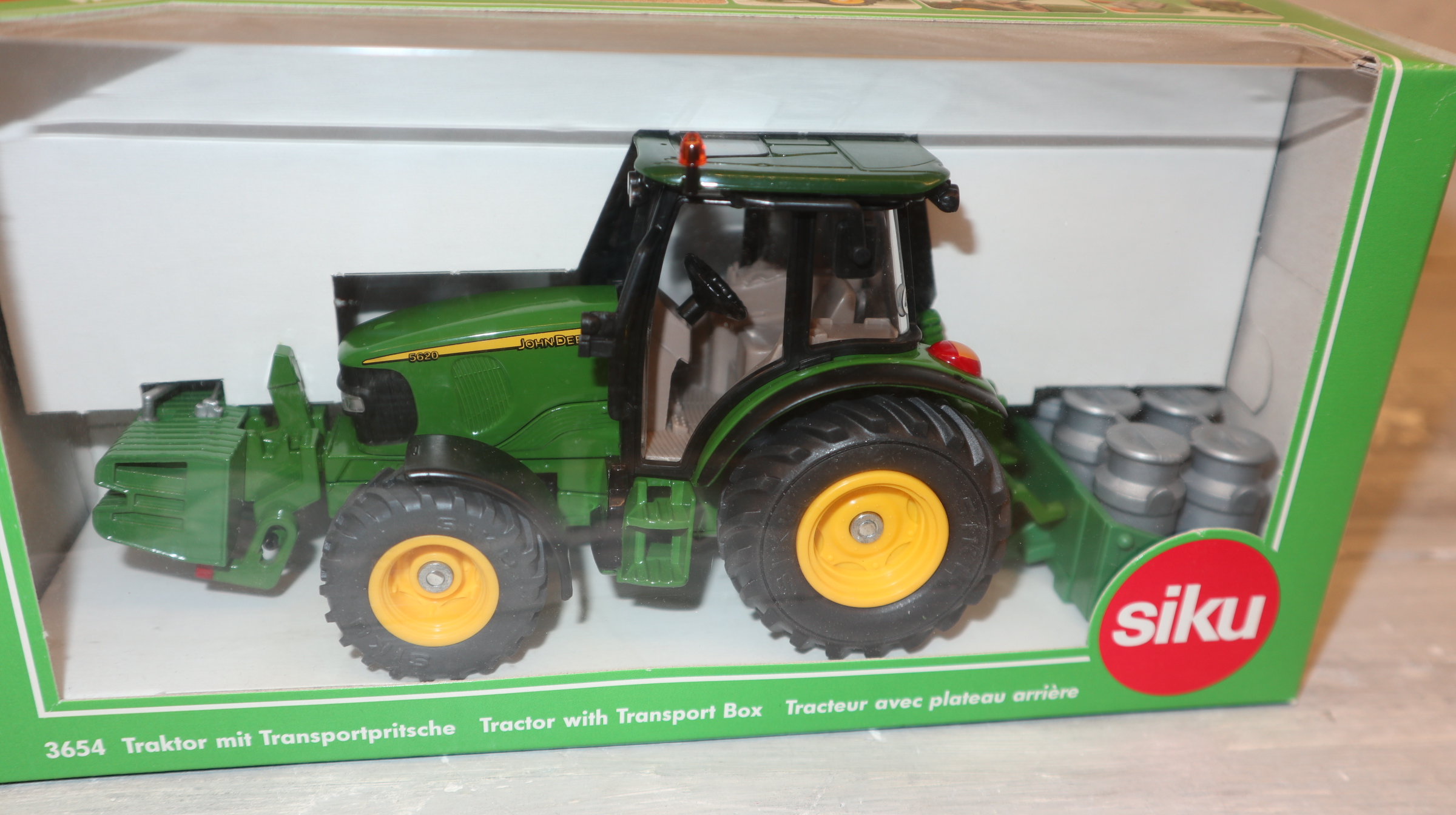 Siku 3654 in 1:32, John Deere 5820 mit Kannehalter und Frontgewicht,  NEU in OVP