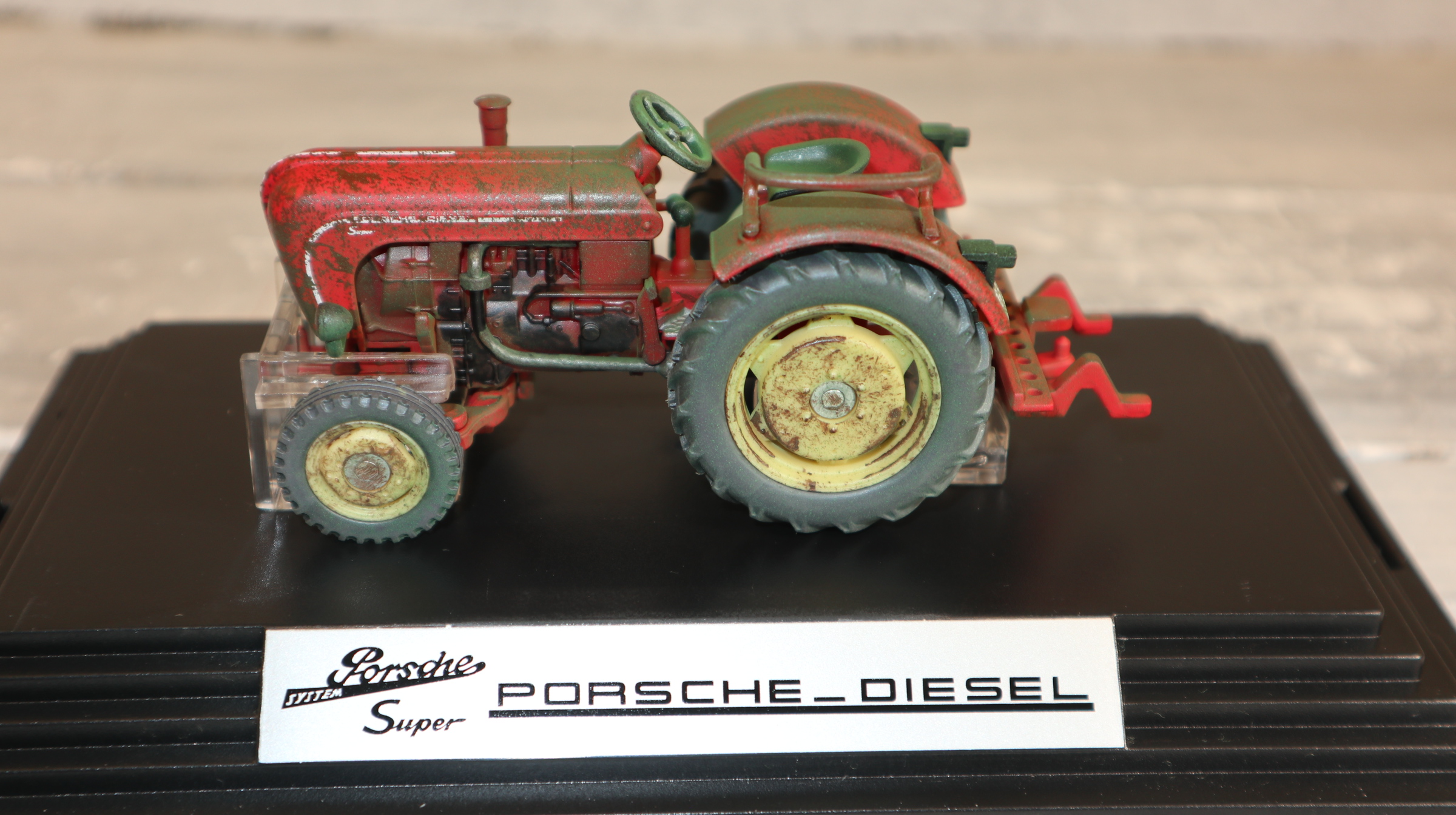 Siku 4458 in 1:32, Porsche-Diesel Super 308 "Dirty", Siku Classic+, NEU in OVP