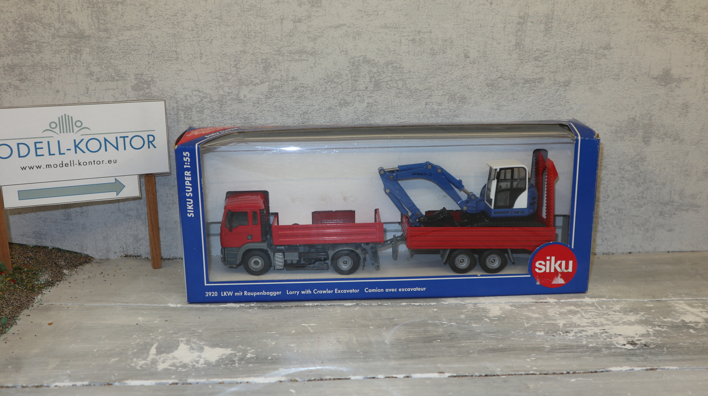 Siku 3920 in 1:55, LKW mit Raupenbagger MAN rot mit Bagger blau, NEU in OVP