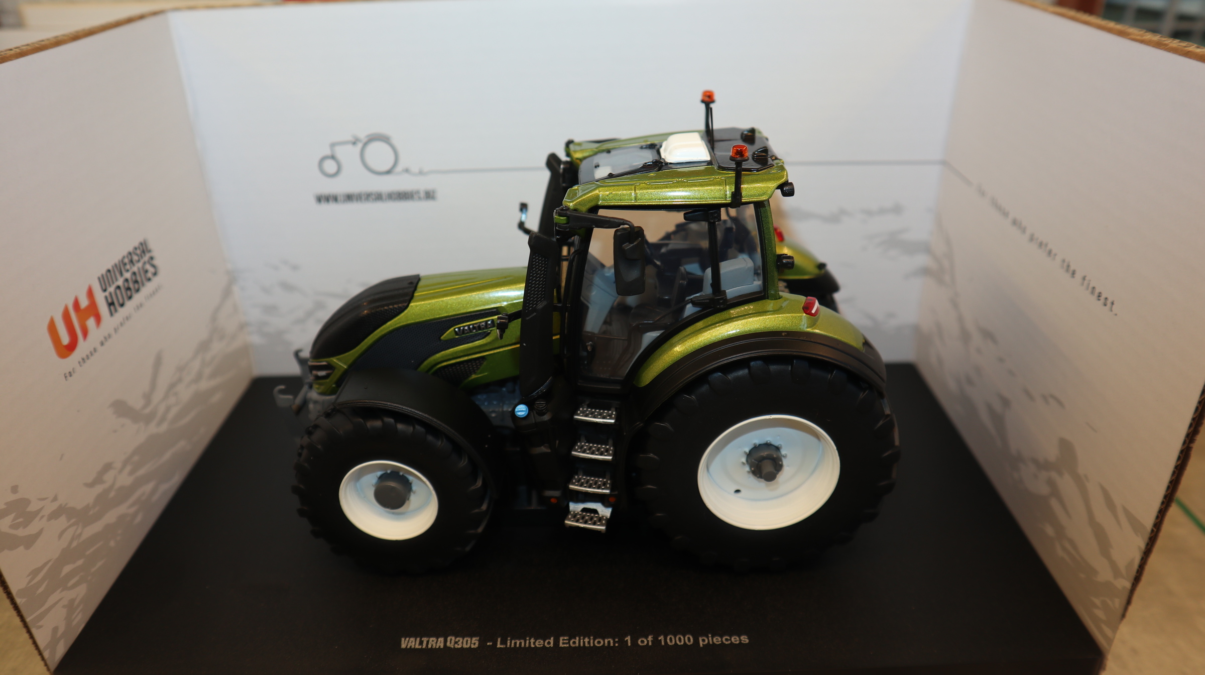 Universal Hobbies UH 6477 in 1:32, VALTRA Q305 Oliv grün metallic, NEU in OVP