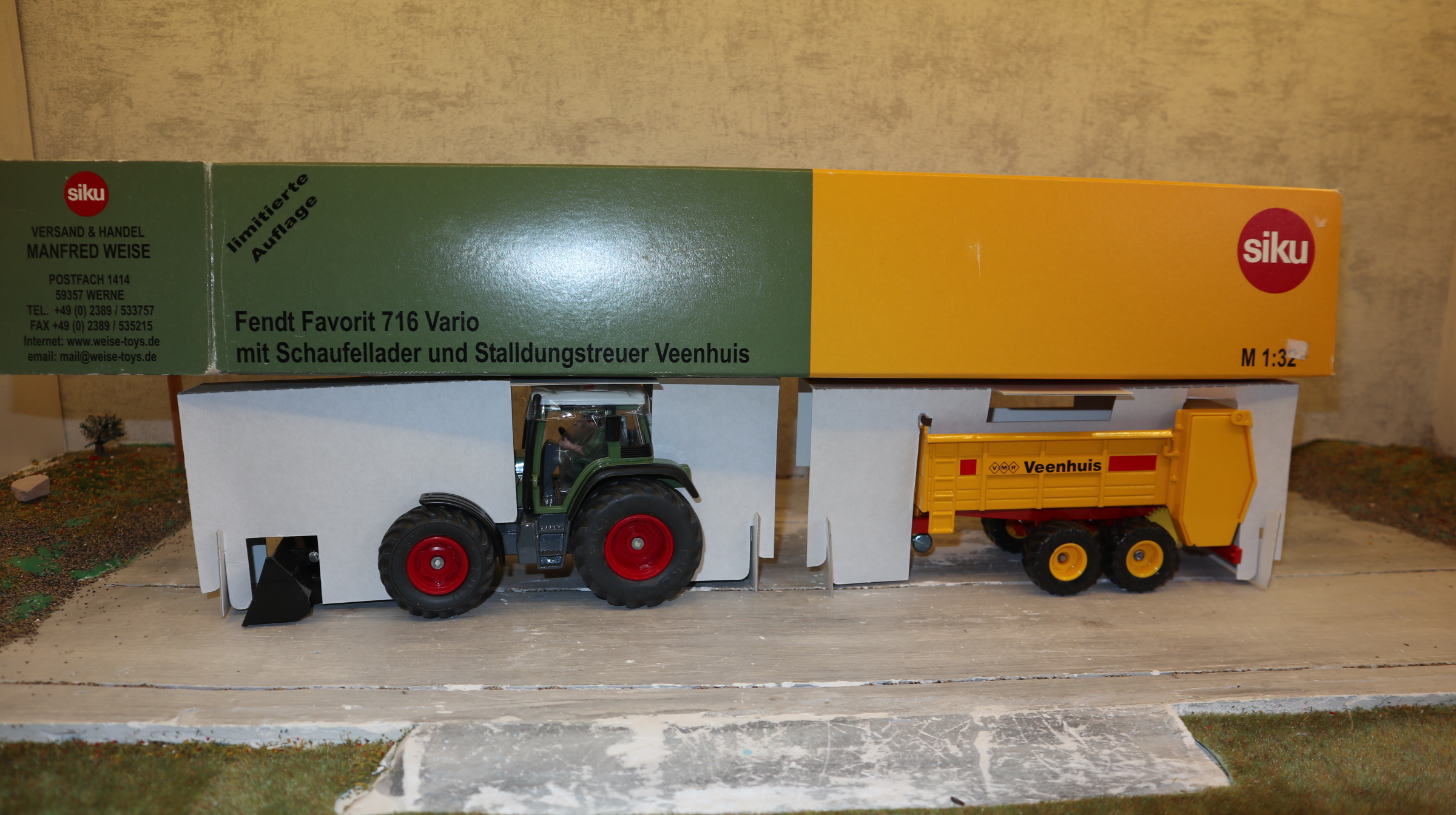 Siku Set in 1:32, Fendt 716 Frontlader mit Streuer VEENHUIS gelb, NEU in OVP