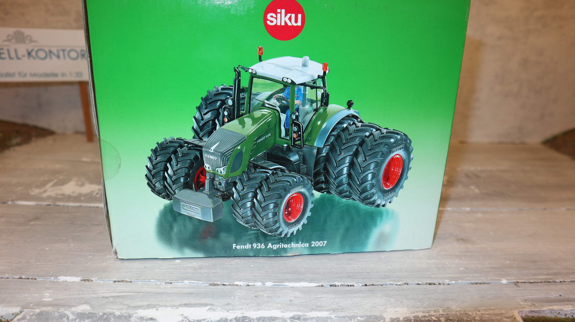 Siku 3258 in 1:32, Fendt 936 mit Zwilling + Drilling-Reifen, NEU in OVP