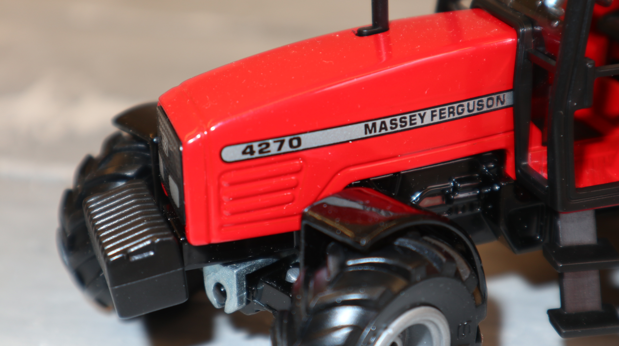 Siku 2654 in 1:32, Massey Ferguson 4270 schmale Reifen,  NEU in OVP