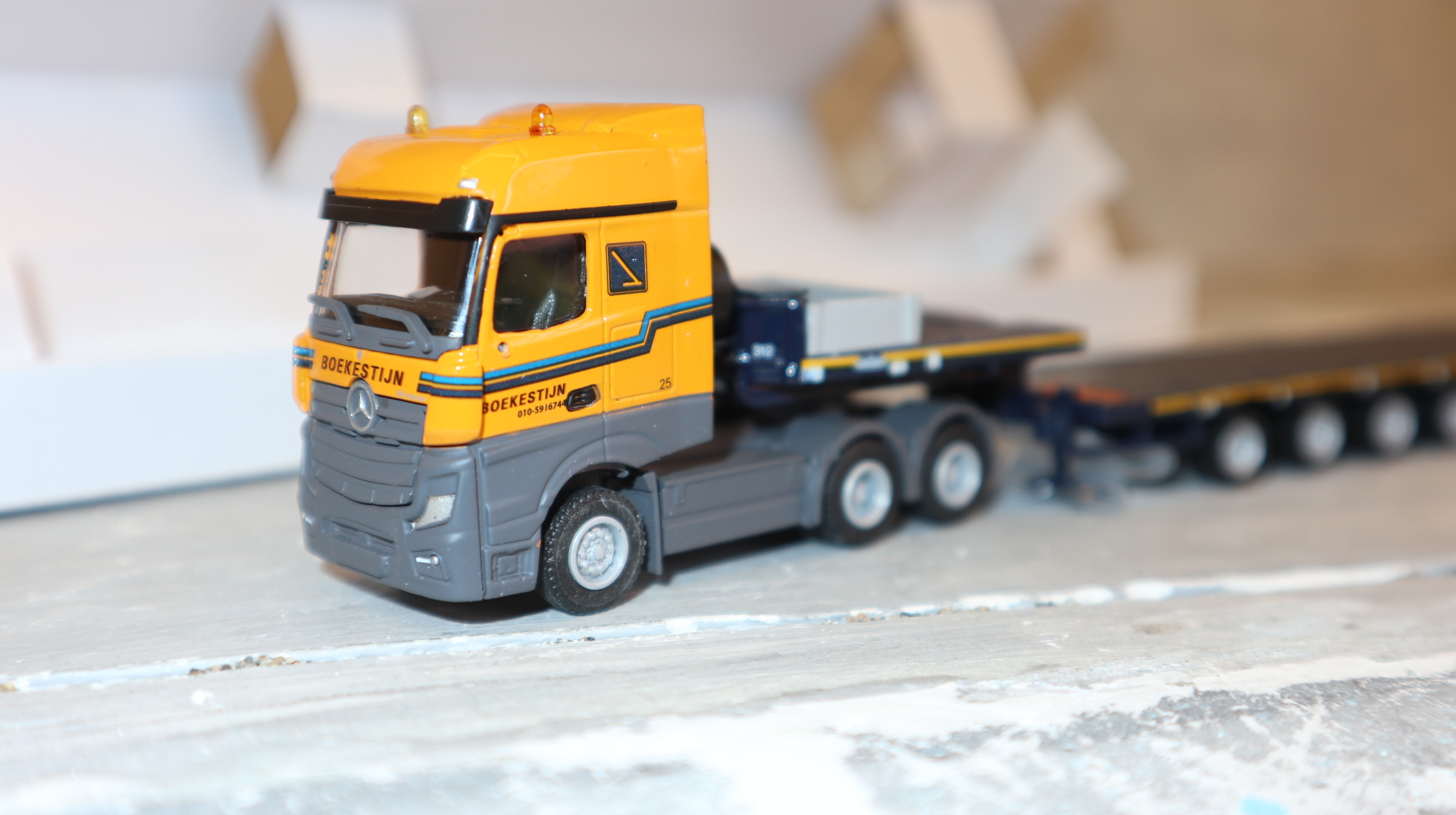WSI TEMA Toys 72-2001 in 1:87, Actros 6x4 mit Tieflader 6 Achsen BOEKESTIJN BV