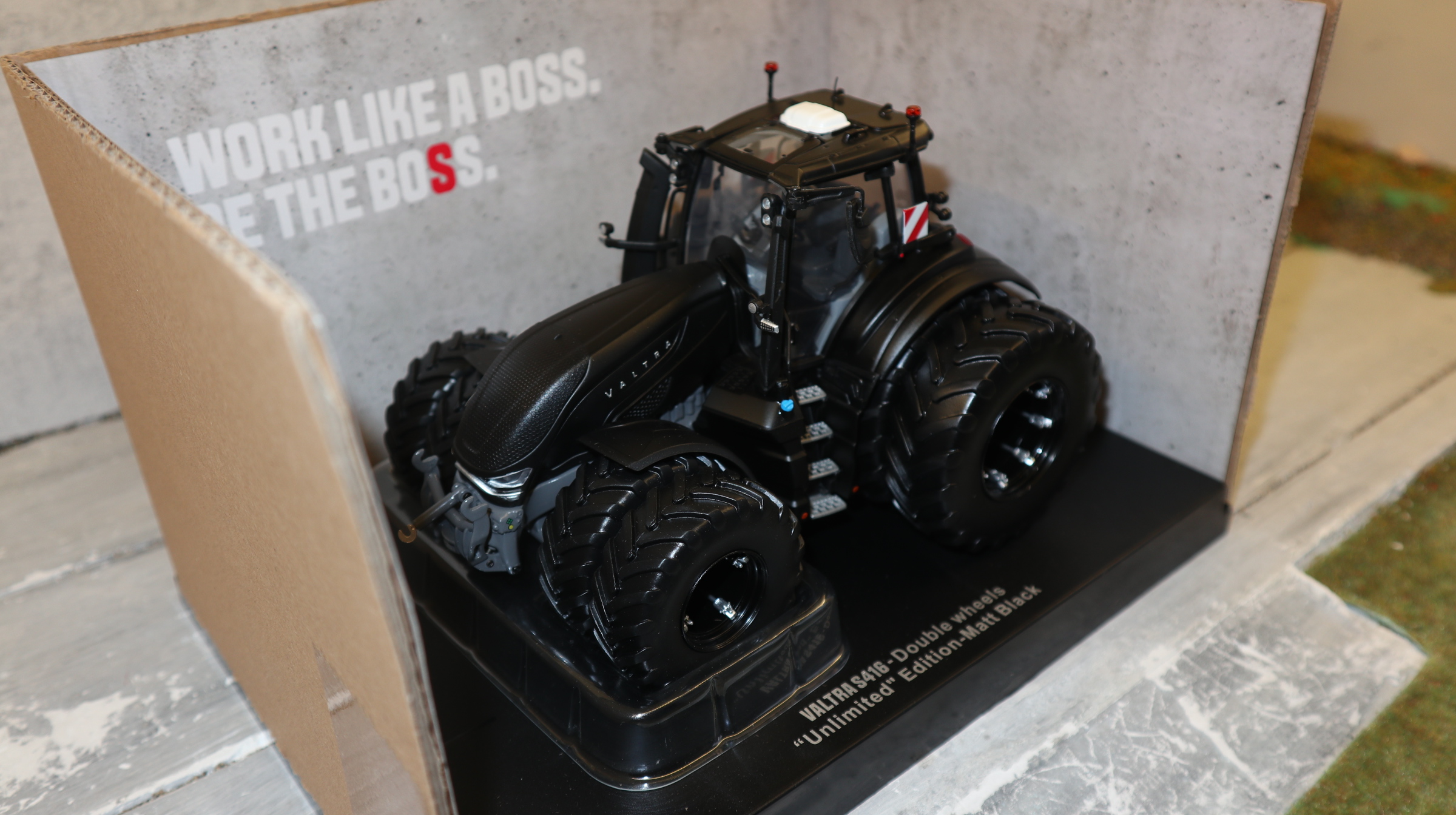 Universal Hobbies UH 6819 in 1:32,  VALTRA S416 schwarz matt, Zwilingsreifen,  NEU in OVP