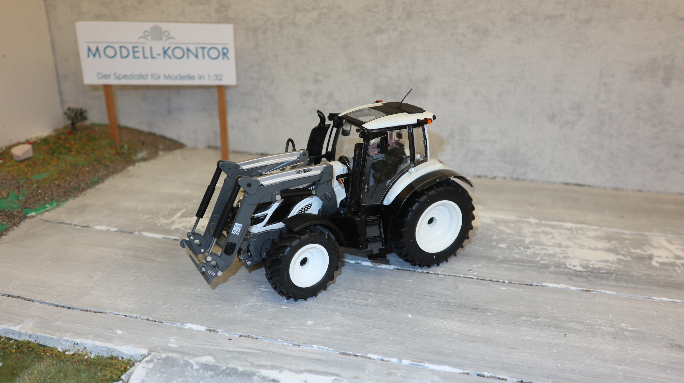 Wiking 077815 in 1:32, VALTRA T174 weiß mit Frontlader, NEU in OVP
