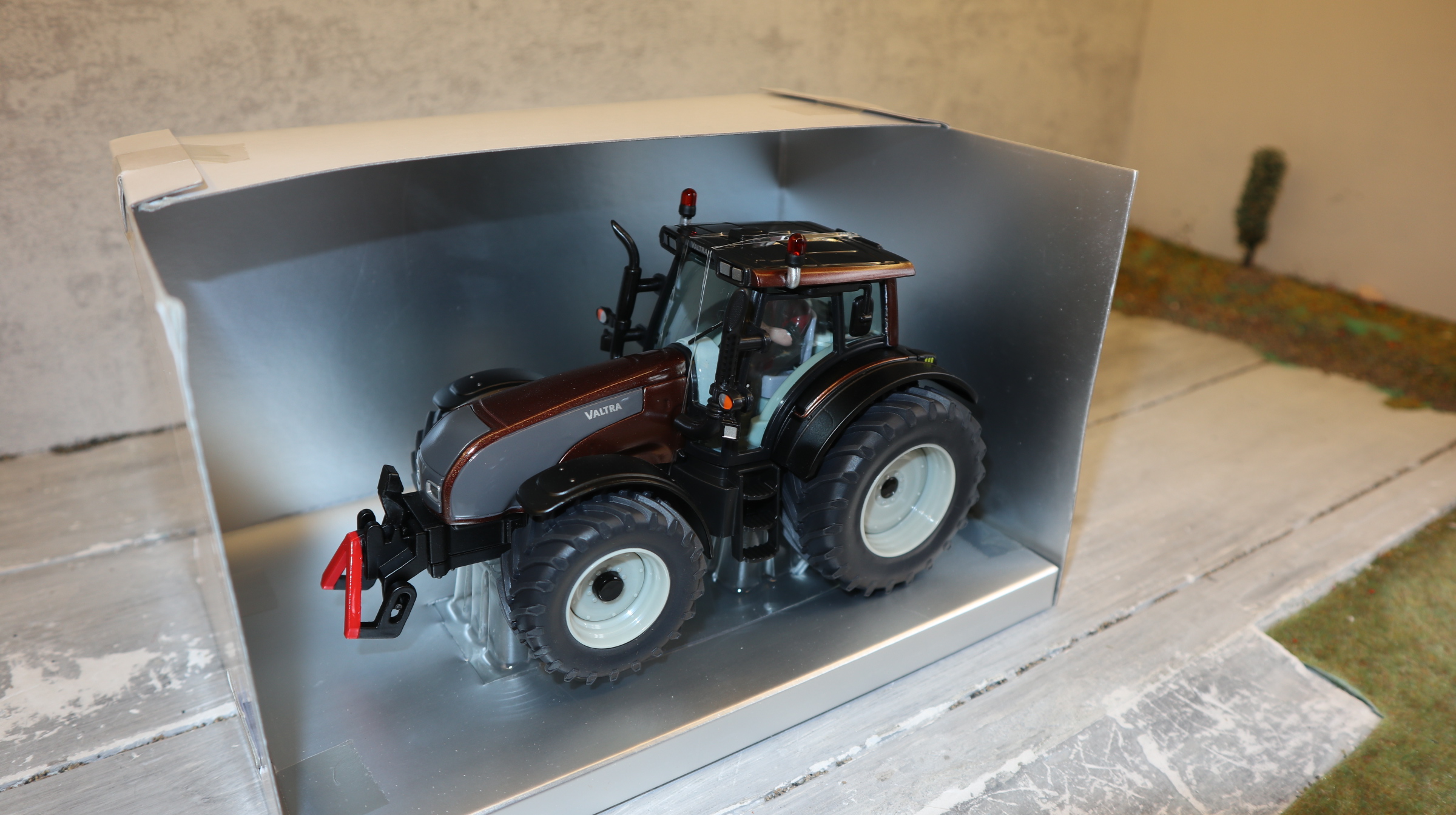 Siku 3268 in 1:32,  Valtra T191 bronze-metallic,  NEU in OVP