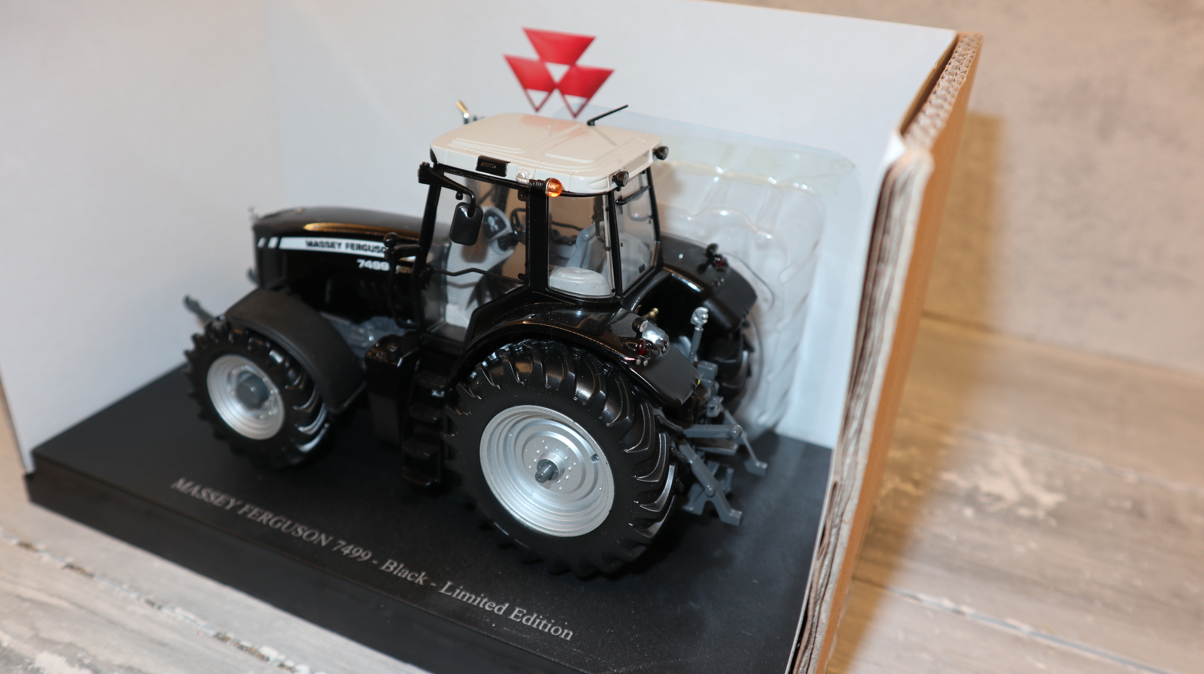 Universal Hobbies UH 2985 in 1:32,  Massey Ferguson 7499 Blackline,  NEU in OVP