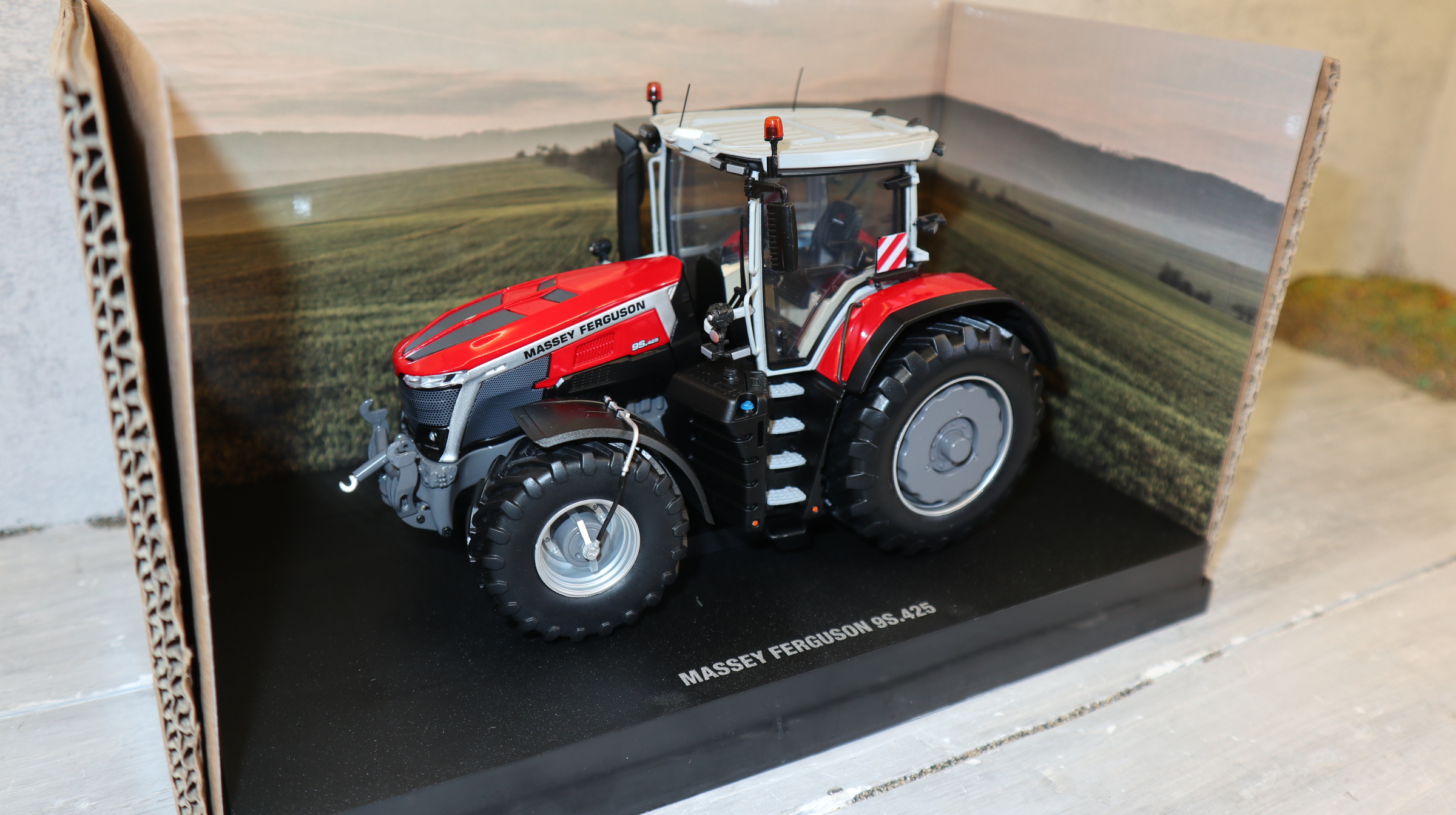 Universal Hobbies UH 6426  in 1:32,  Massey Ferguson 9S.425 , NEU in OVP