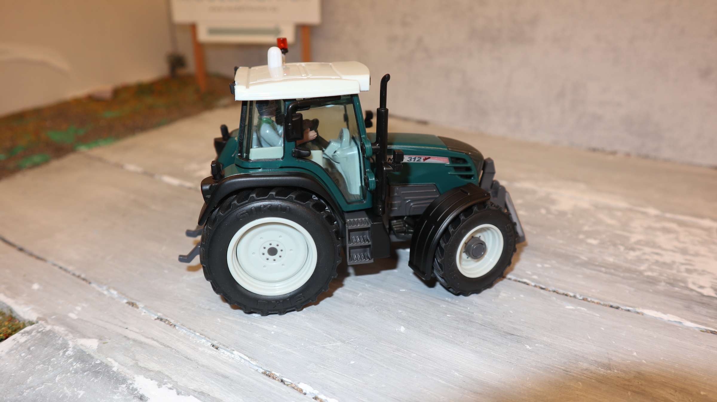 Siku 3056 in 1:32,  Fendt 312 Vario petrol Vorführschlepper, NEU in OVP
