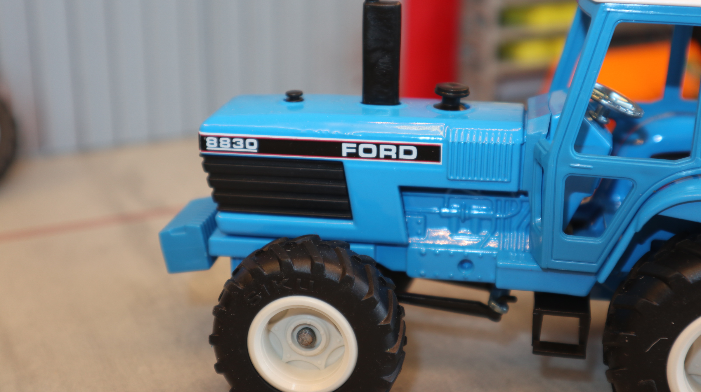 Siku 2885 in 1:32, Ford 8830 4WD, NEU in OVP