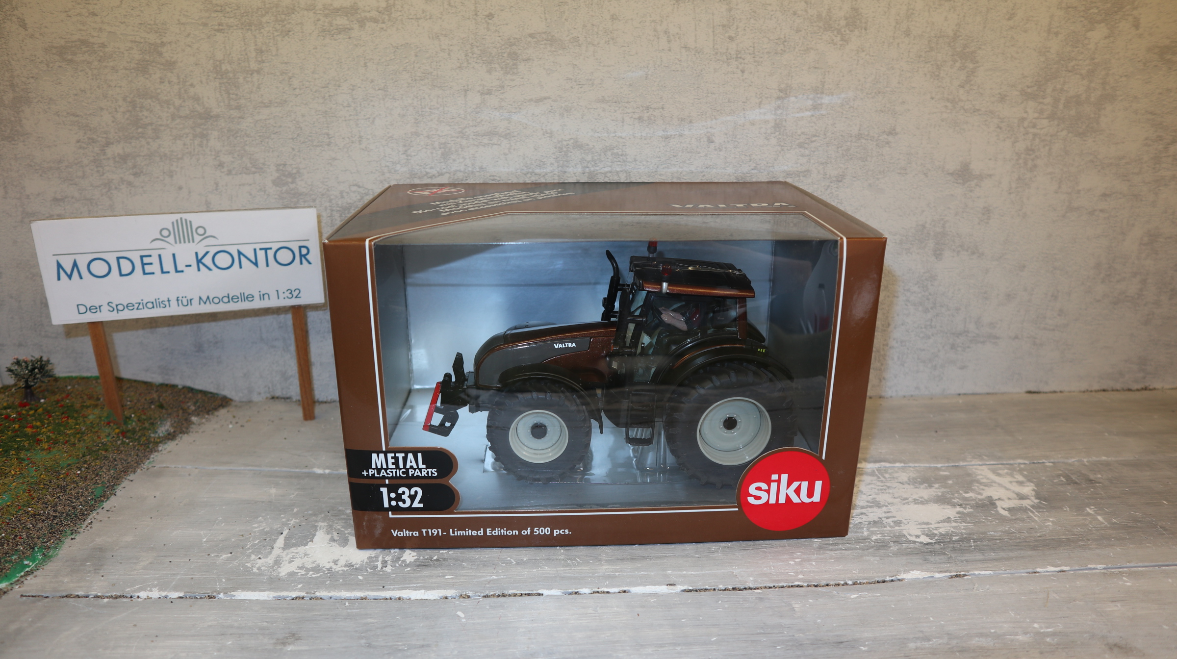 Siku 3268 in 1:32,  Valtra T191 bronze-metallic,  NEU in OVP