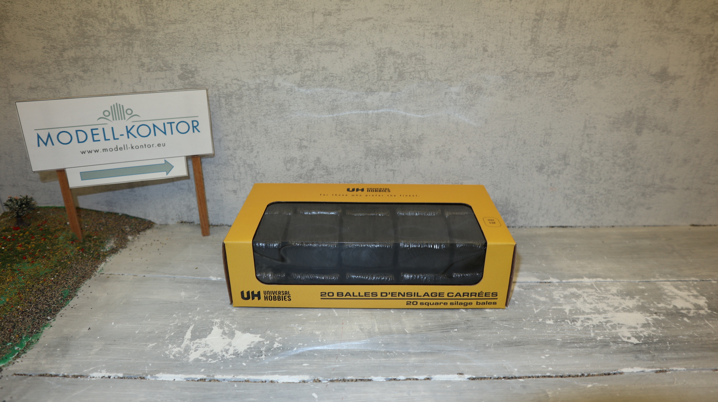 Universal Hobbies UH 6882 in 1:32,  20x Silageballen eckig in schwarzer Folie,  NEU in OVP