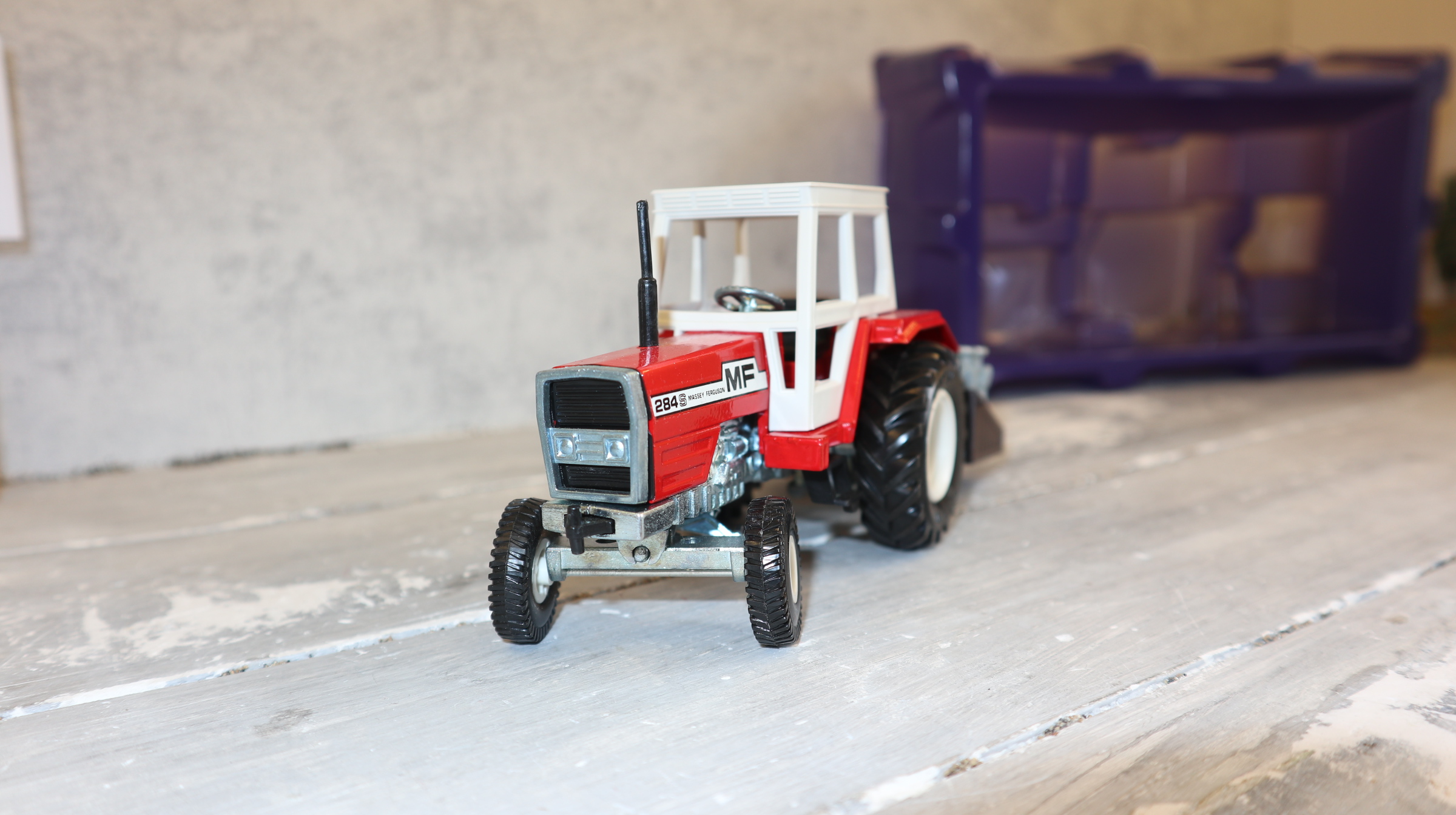 Siku 2853 in 1:32,  Massey-Ferguson 284 S mit Milchkannen, NEU in OVP