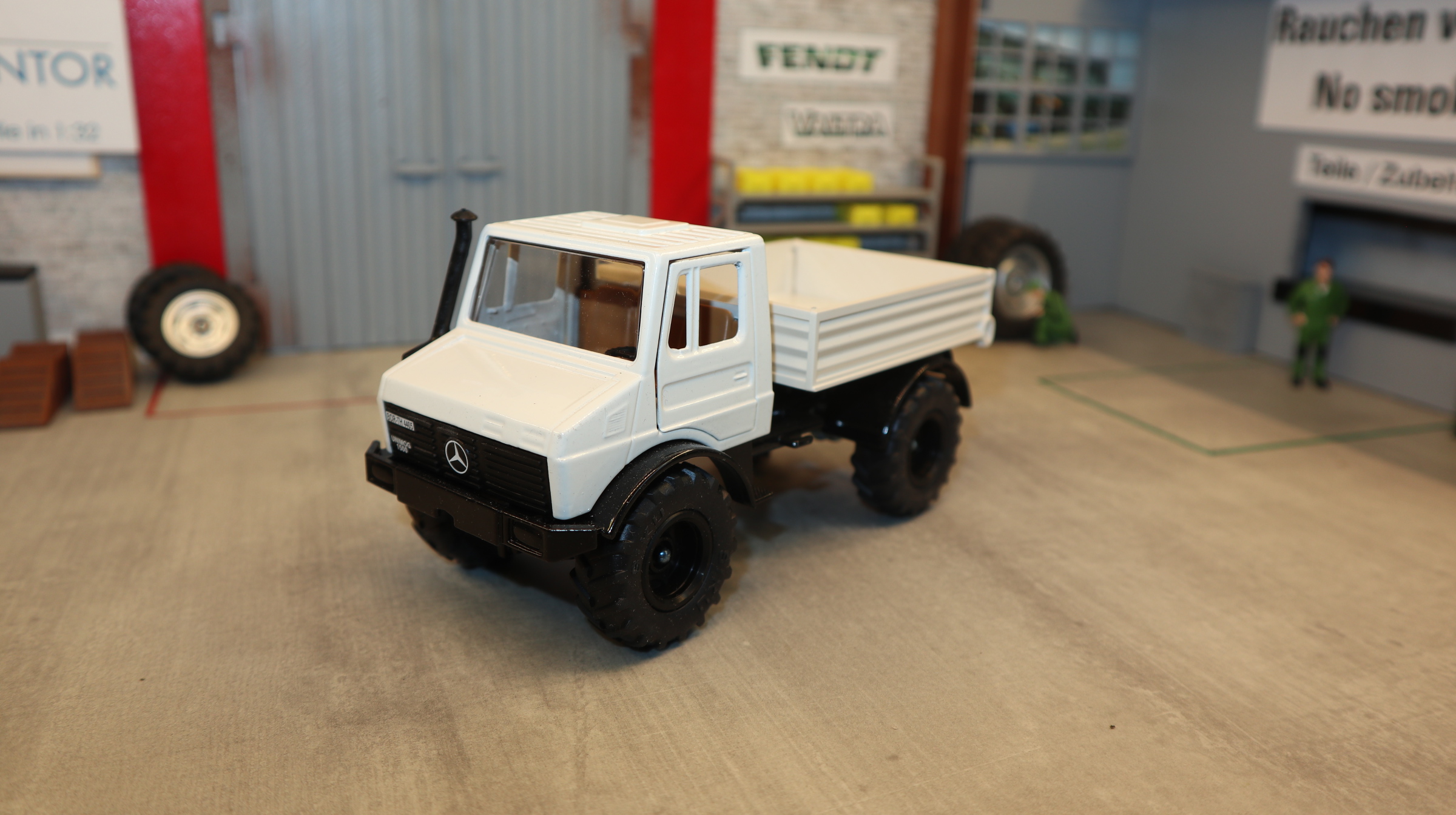 Siku 3153 in 1:32, UNIMOG 1700 Sondermodell weiß-schwarz, Höing, NEU in OVP