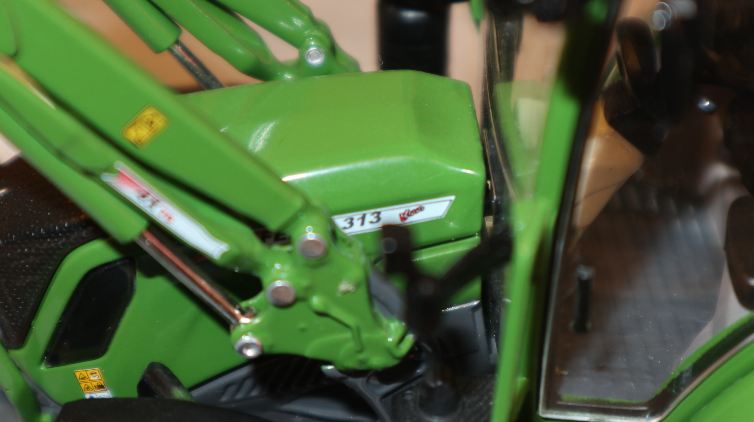 Universal hobbies UH 10641 in 1:32, Fendt 313 mit Frontlader, NEU in OVP
