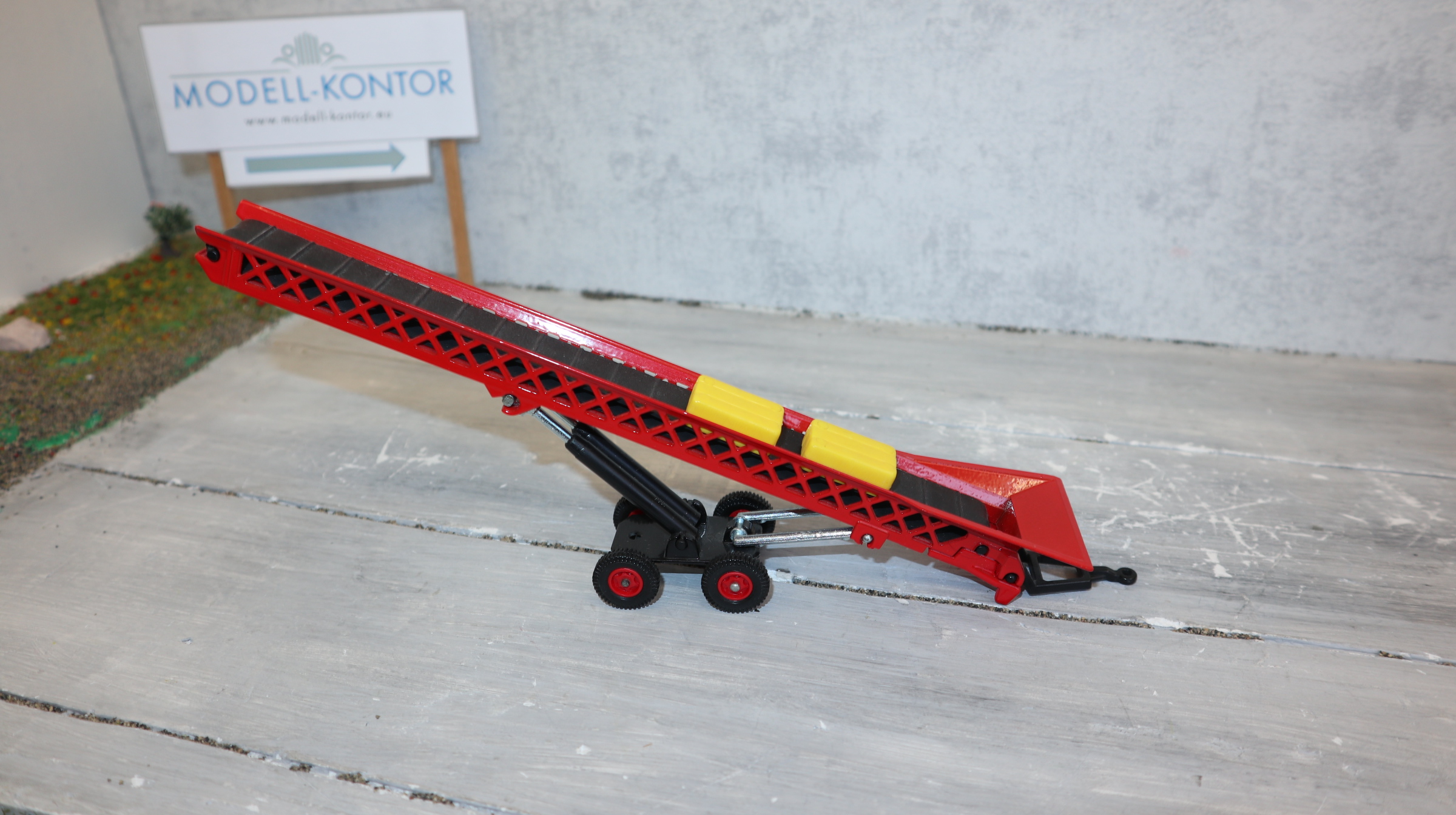 Siku 2857 in 1:32,  Förderband, Version 1 in ROT,  mit beiden Strohballen, TOP ohne OVP