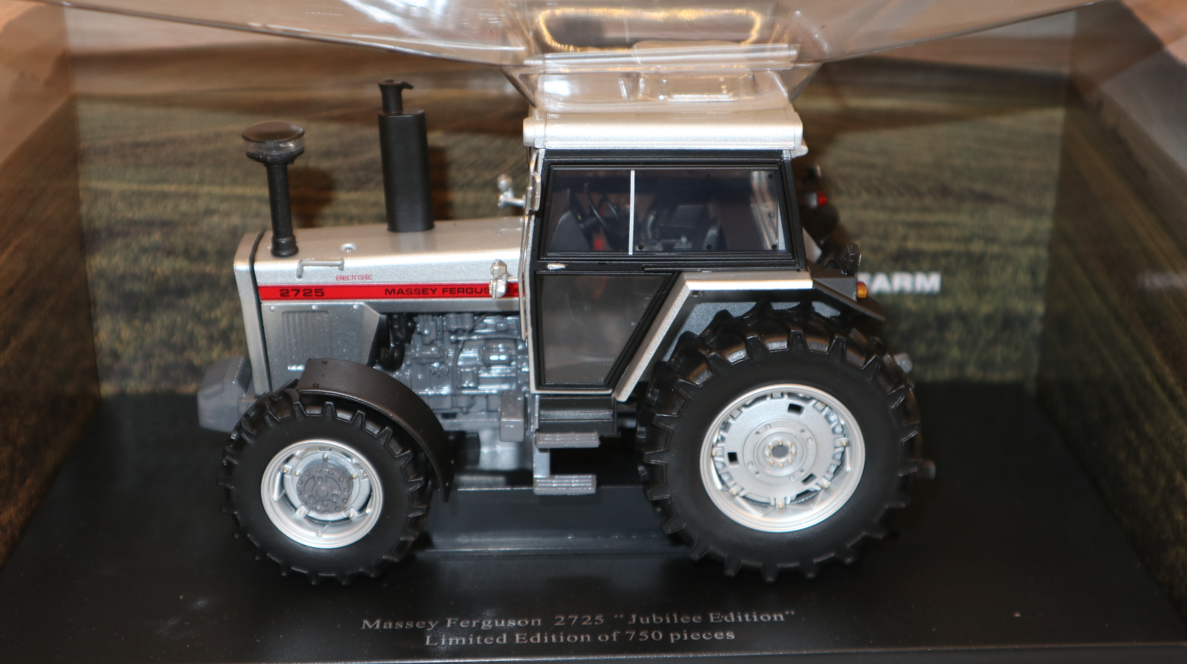 Universal Hobbies UH 6687 in 1:32,  Massey Ferguson 2725 silber  NEU in OVP