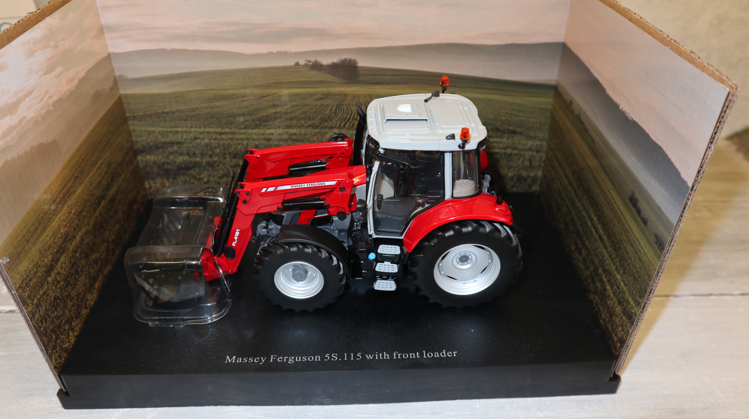 Universal Hobbies UH 6603 in 1:32,  Massey Ferguson 5S.115 mit Frontlader,  NEU in OVP