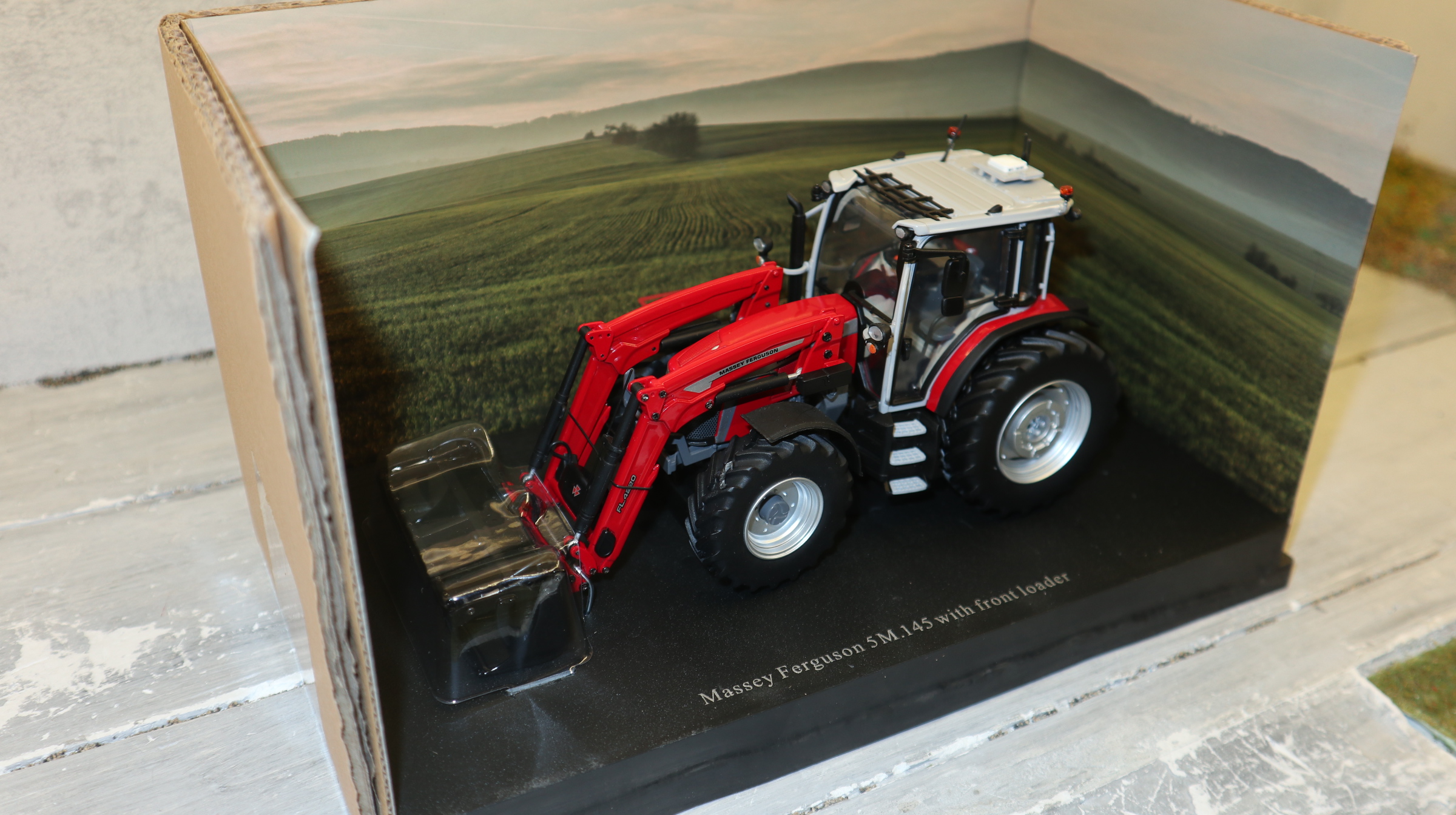 Universal Hobbies UH 6784 in 1:32,  Massey Ferguson 5M.145 mit Frontlader,  NEU in OVP