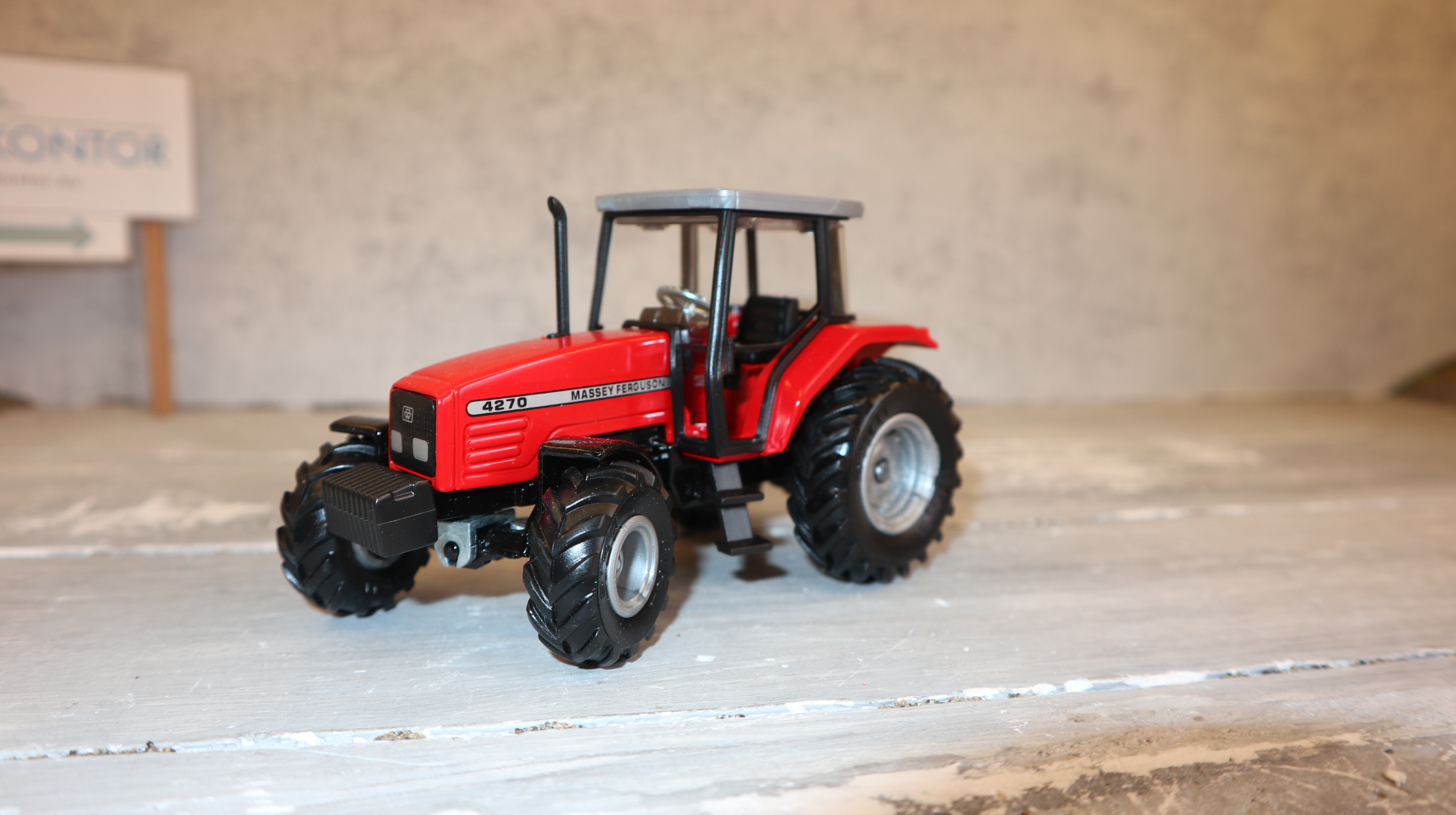 Siku 2654 in 1:32, Massey Ferguson 4270 schmale Reifen,  NEU in OVP